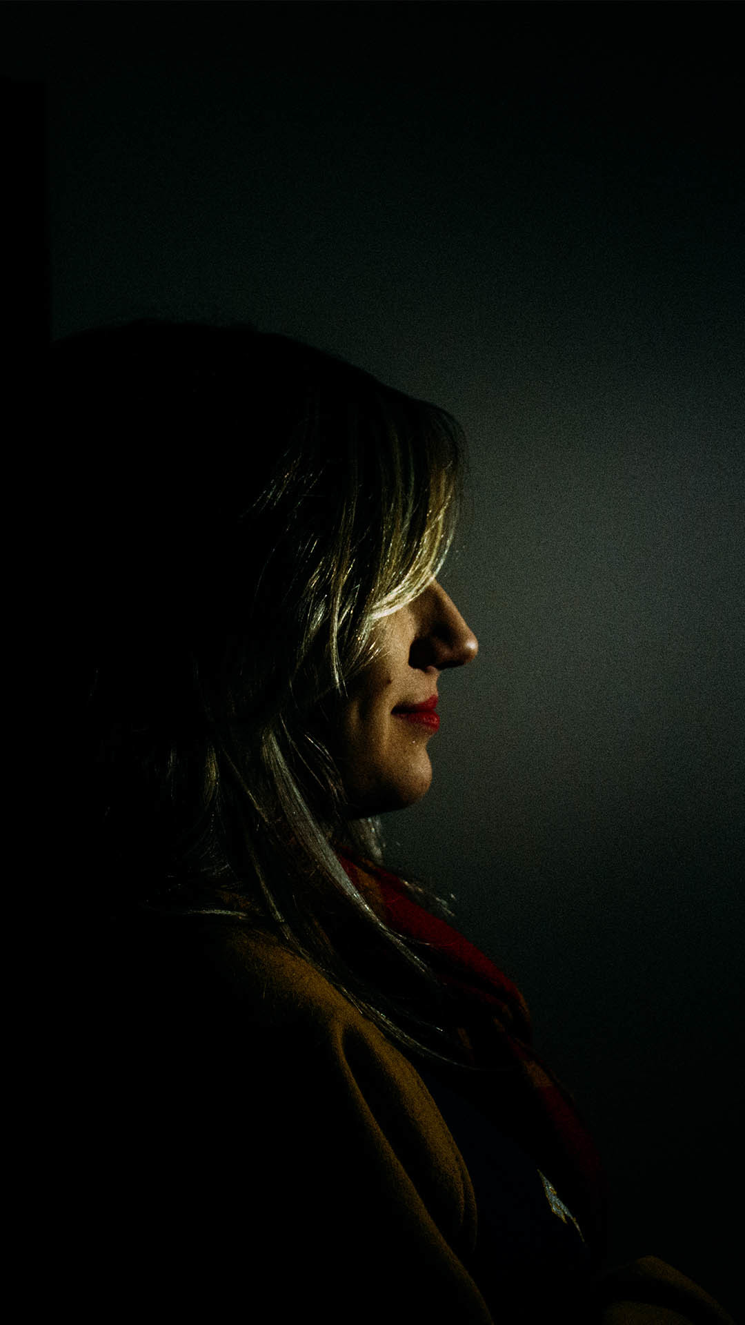 Ritratto di donna, Profilo, Sfondo scuro, Full HD, schermata di blocco iPhone