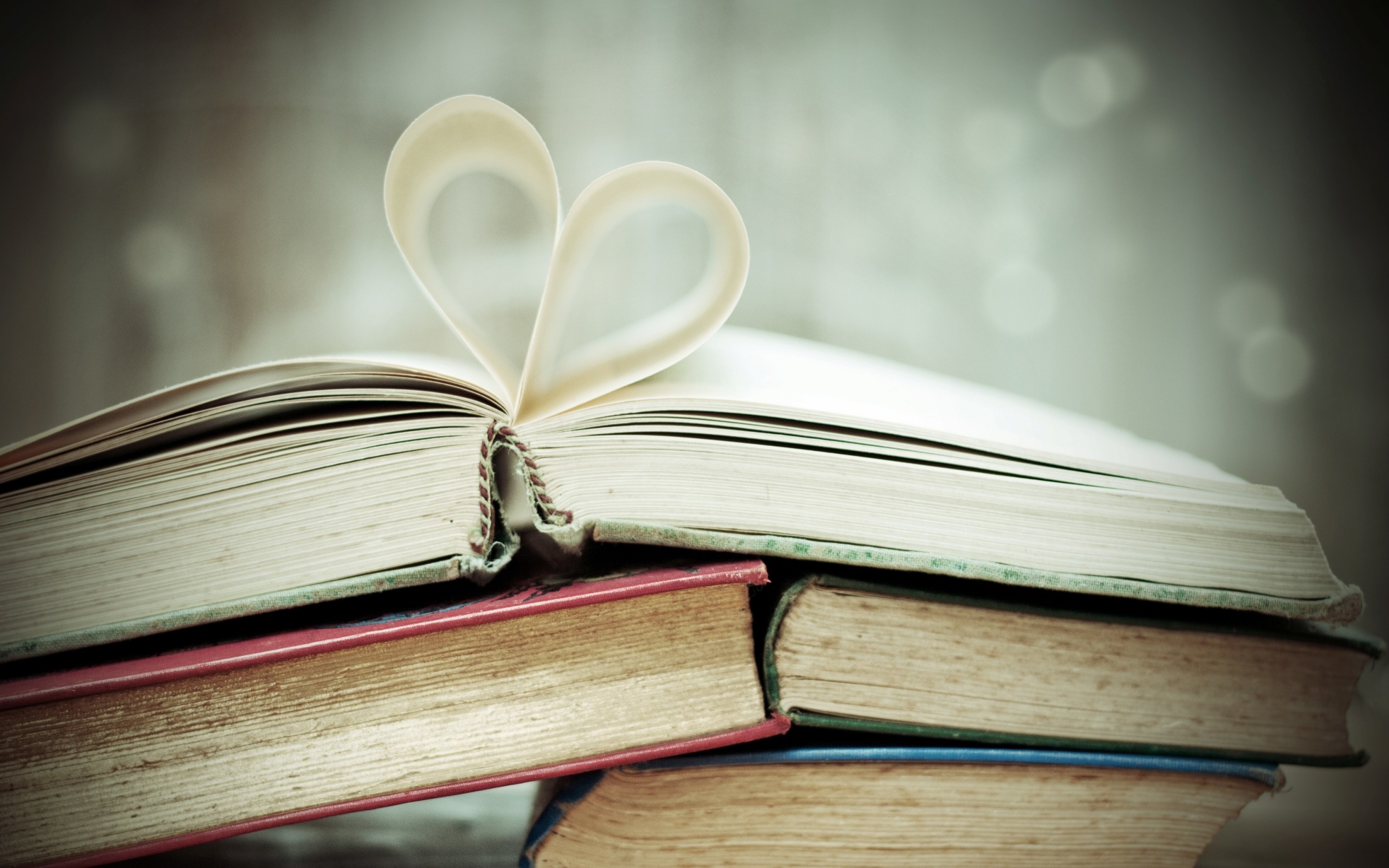 Cuore di pagine, Pila di libri, Libro aperto, 2880x1800, sfondo MacBook Pro