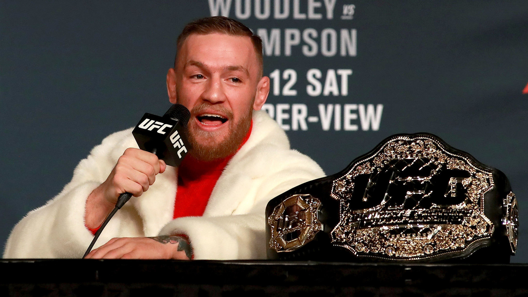 Conor McGregor, Cintura UFC, Conferenza stampa, Pelliccia bianca, sfondo Full HD per PC