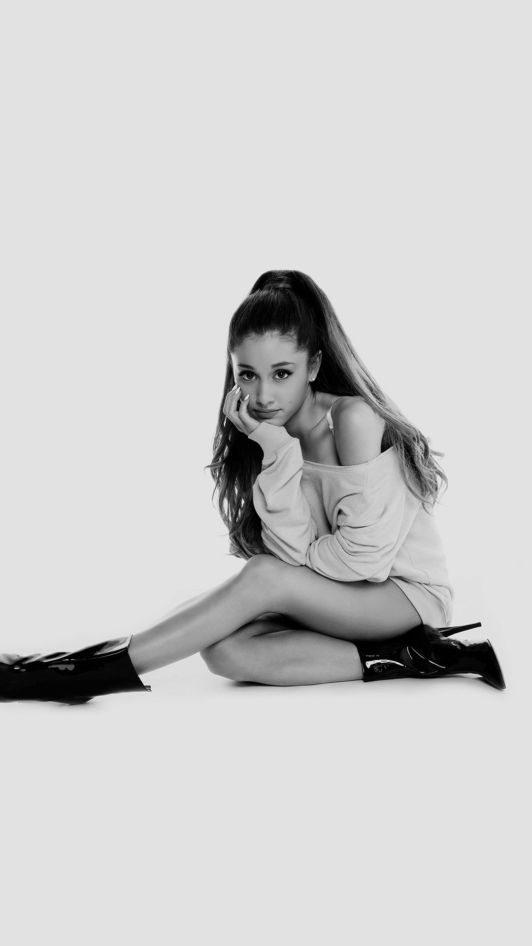 Ariana Grande, Seduta a terra, Sfondo grigio, Coda di cavallo, 1080x1920, schermata di blocco iPhone
