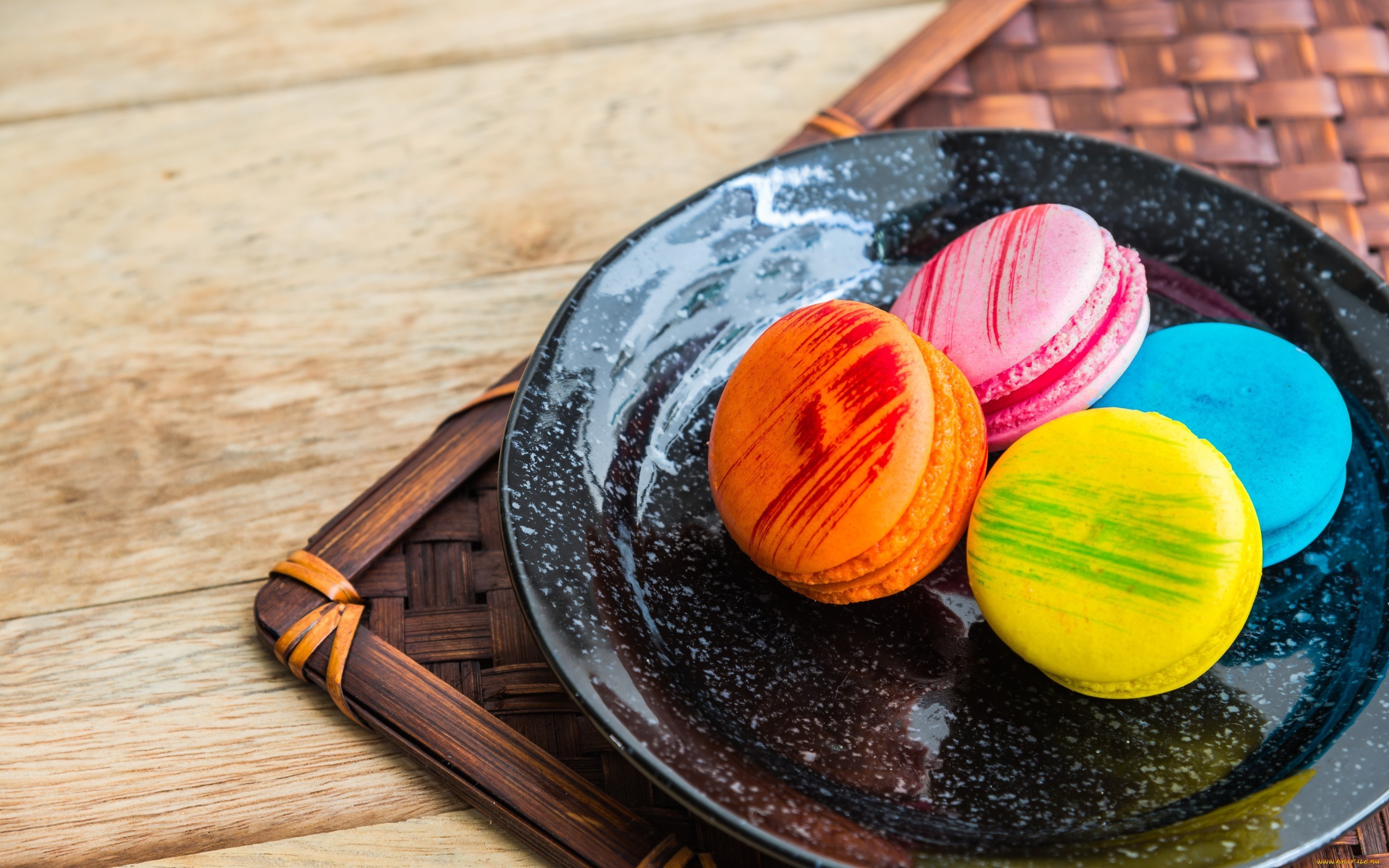 Macaron, Piatto, Colorato, Tavolo in legno, 2K, sfondo Windows 11