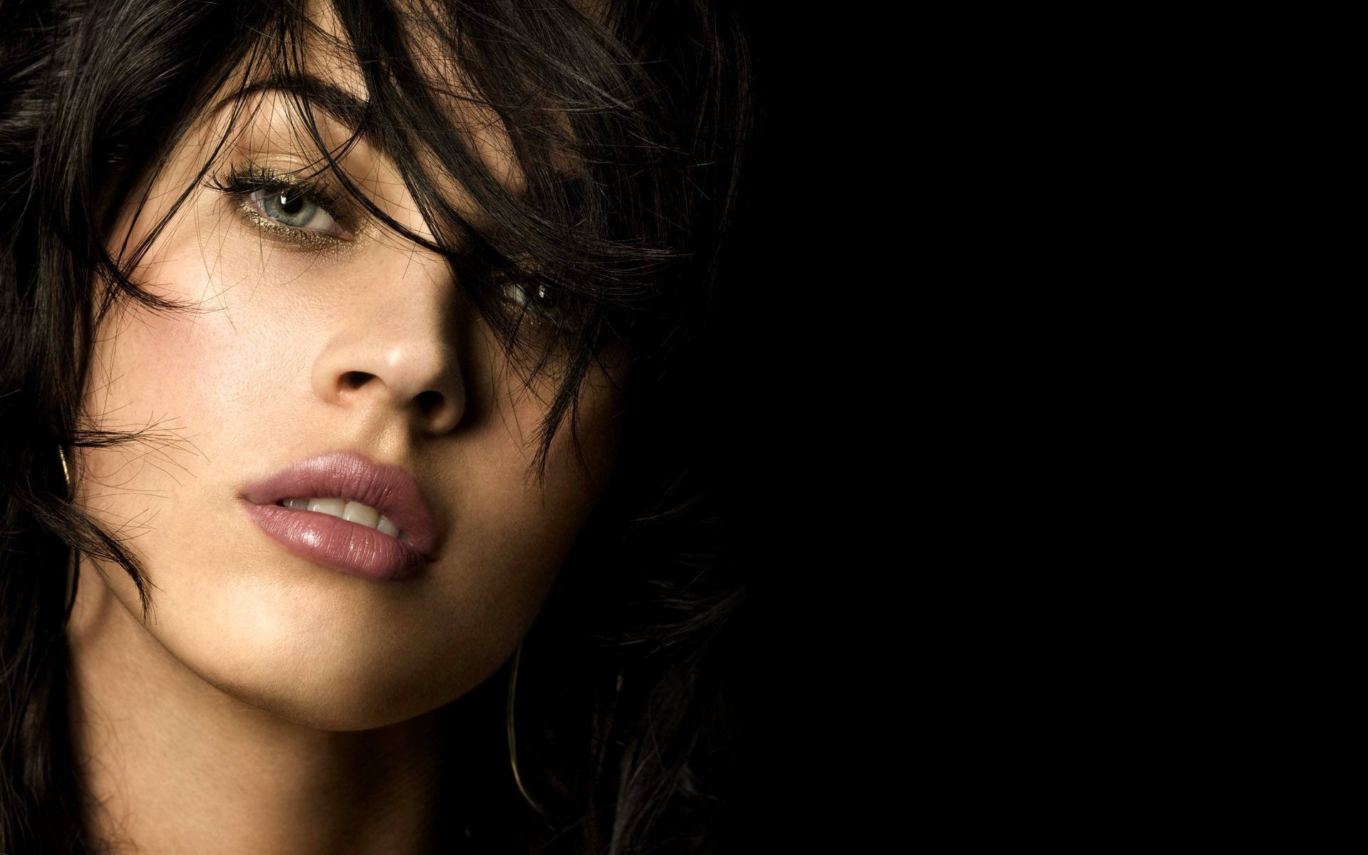 Megan Fox, Primo piano, Ritratto, Sfondo nero, 1920x1200, wallpaper desktop