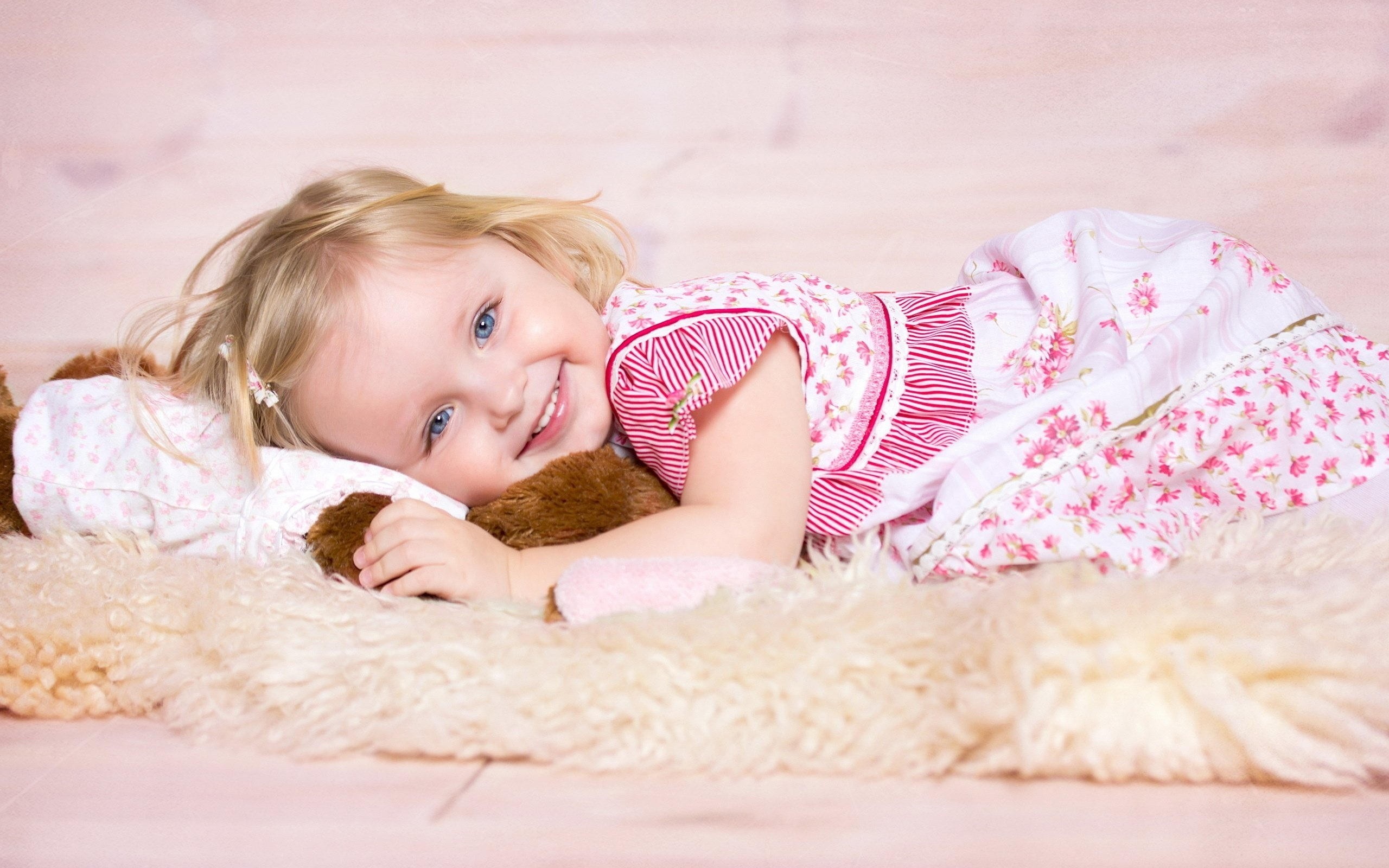 Bambina, Bionda, Sorriso, Orsacchiotto, Rosa, 2K, sfondo desktop