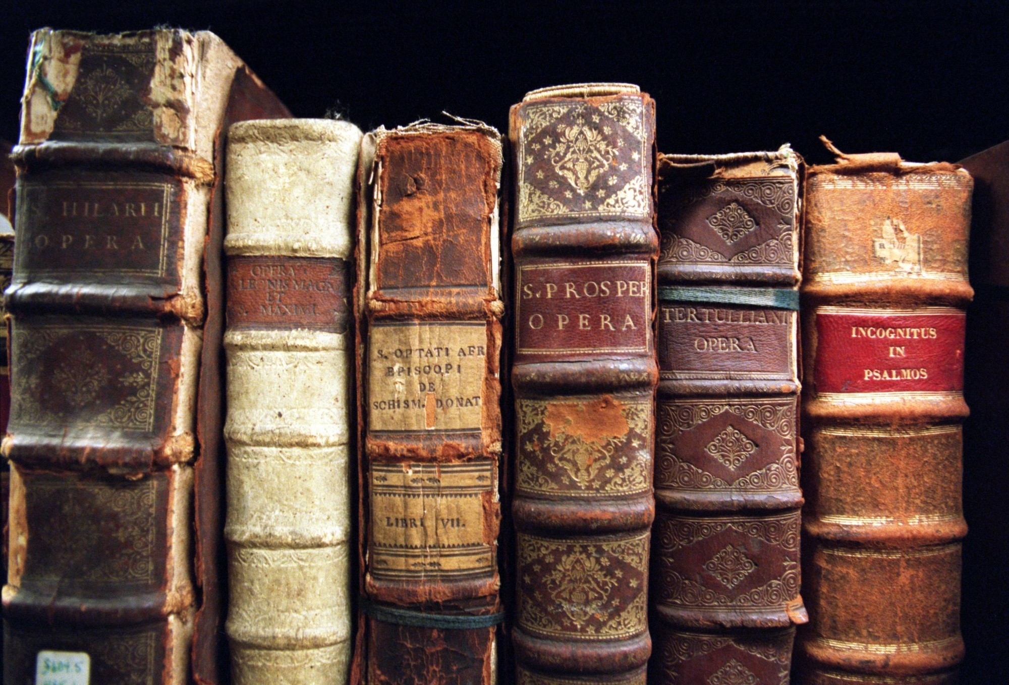 Libri antichi, Dorsi, Rilegature in pelle, Sfondo nero, Full HD, wallpaper per computer