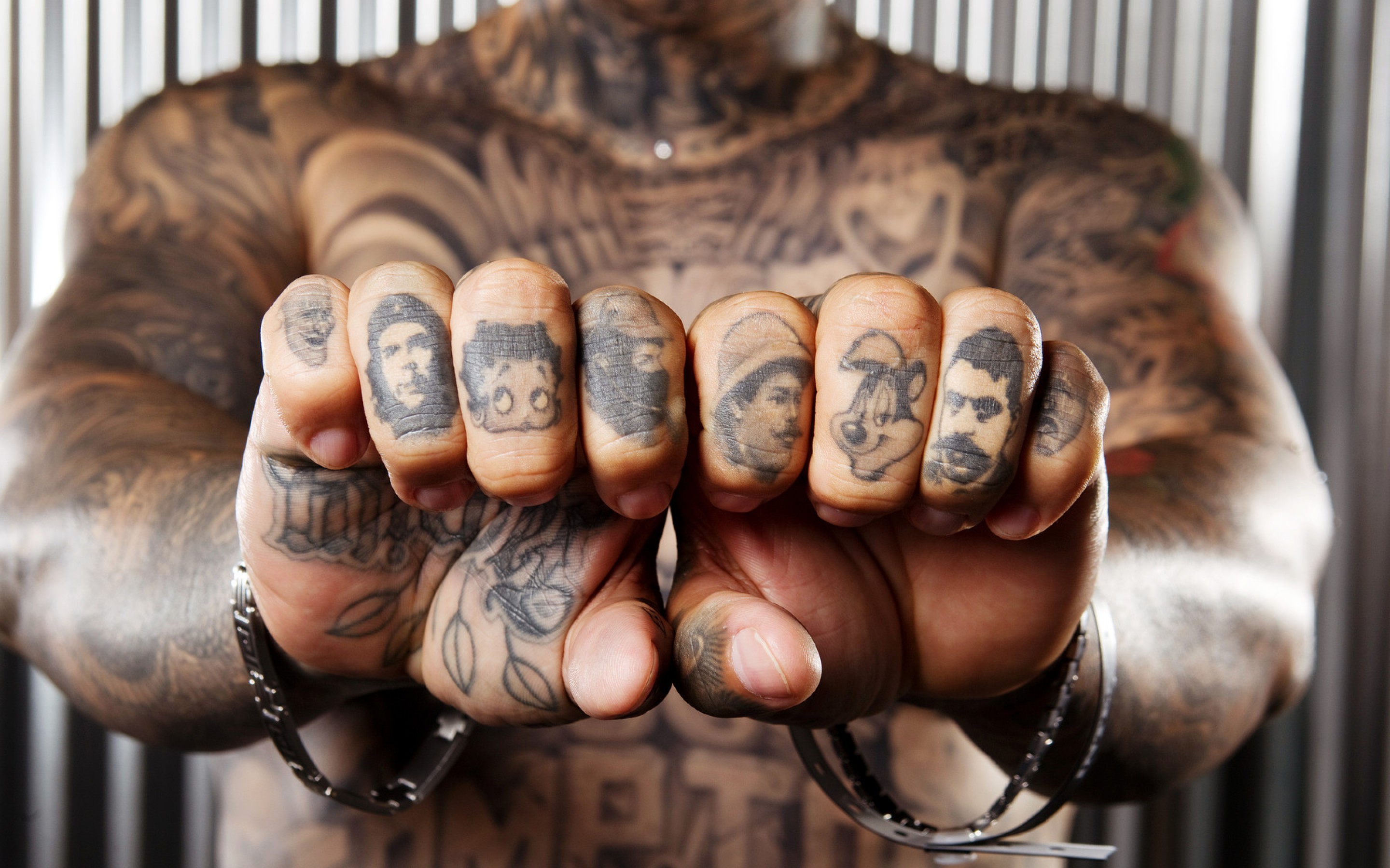 Dita tatuate, Pugni, Ritratti, Braccia tatuate, 2880x1800, immagine di sfondo