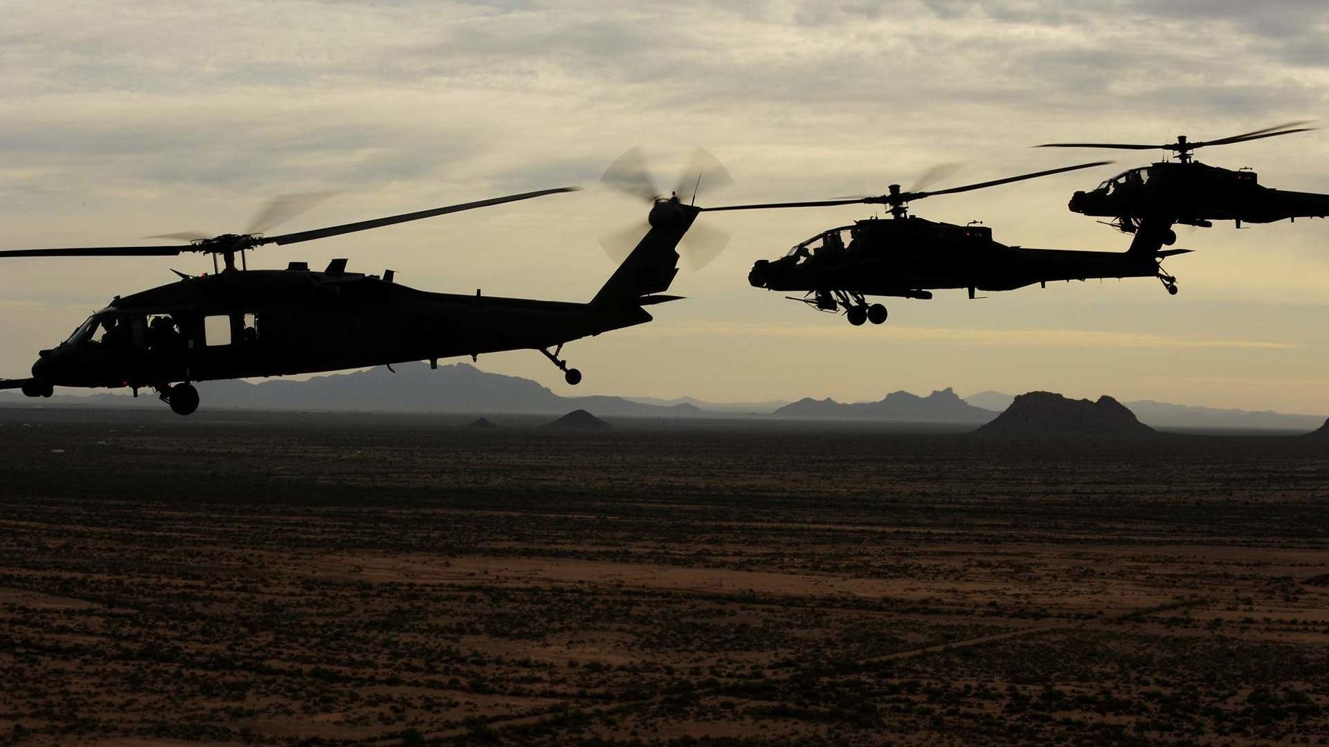 UH-60 Black Hawk, AH-64 Apache, Elicotteri, Silhouette, Deserto, sfondo Full HD per PC