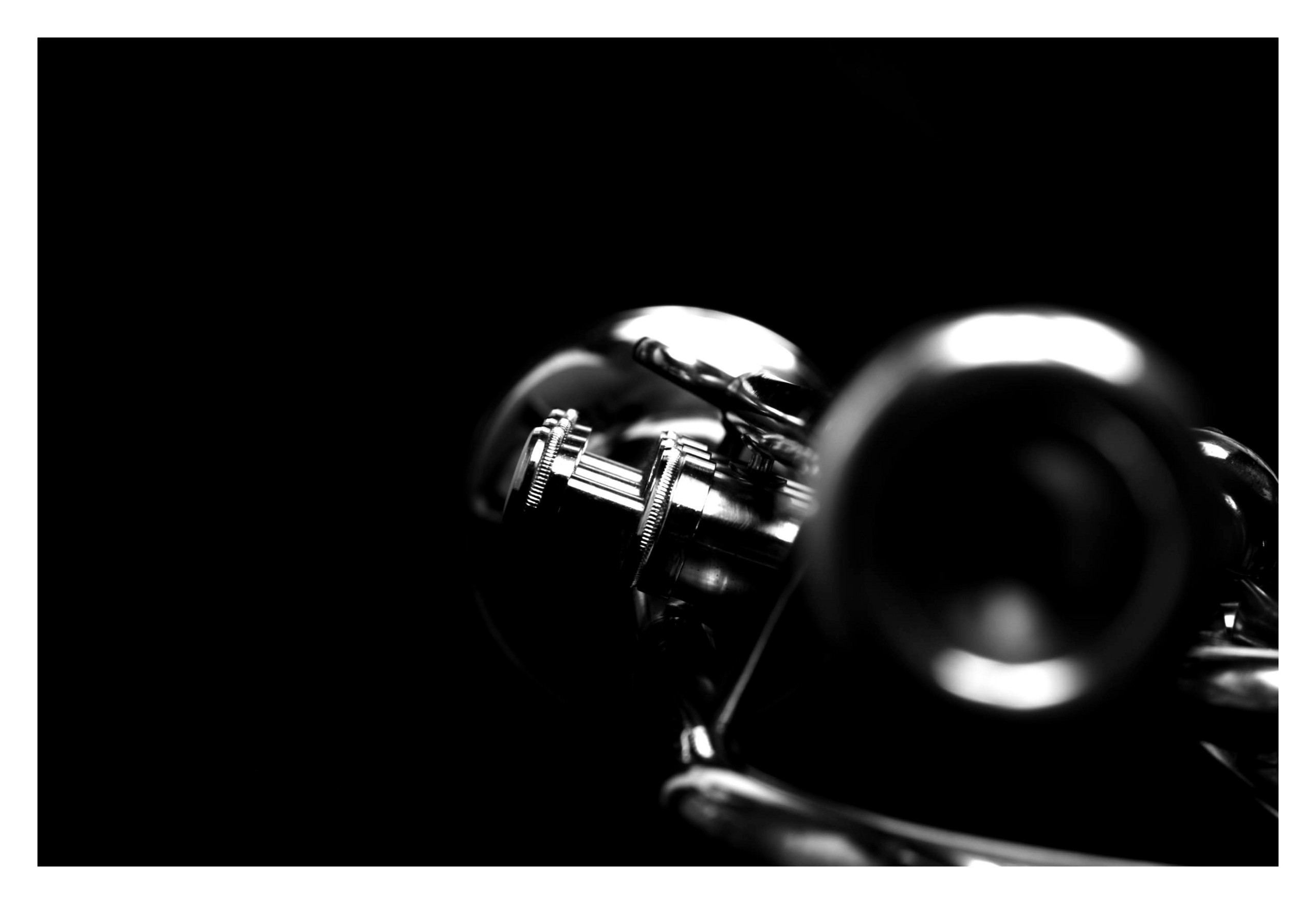 Tromba, Bianco e nero, Sfondo nero, 2K, wallpaper desktop