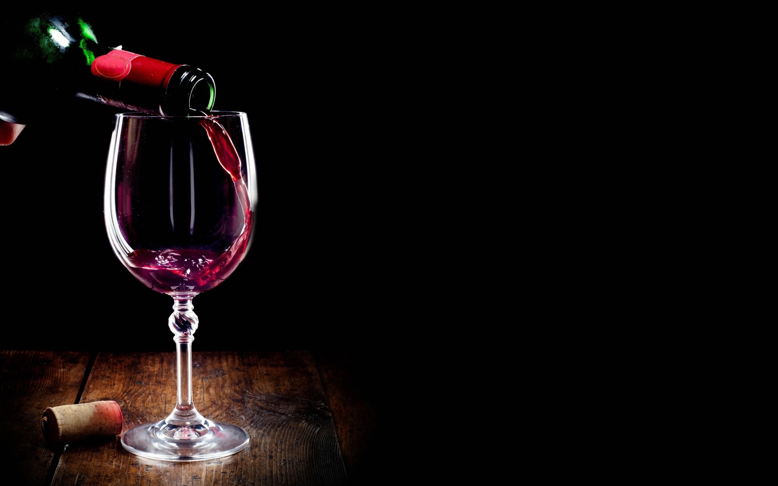 Vino rosso, Versare, Calice, Sfondo nero, 16:10 2K, wallpaper widescreen