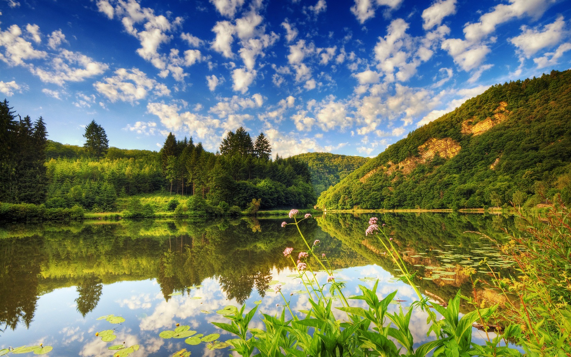 Lago, Colline verdi, Riflesso, Nuvole, Full HD, sfondo Windows 11