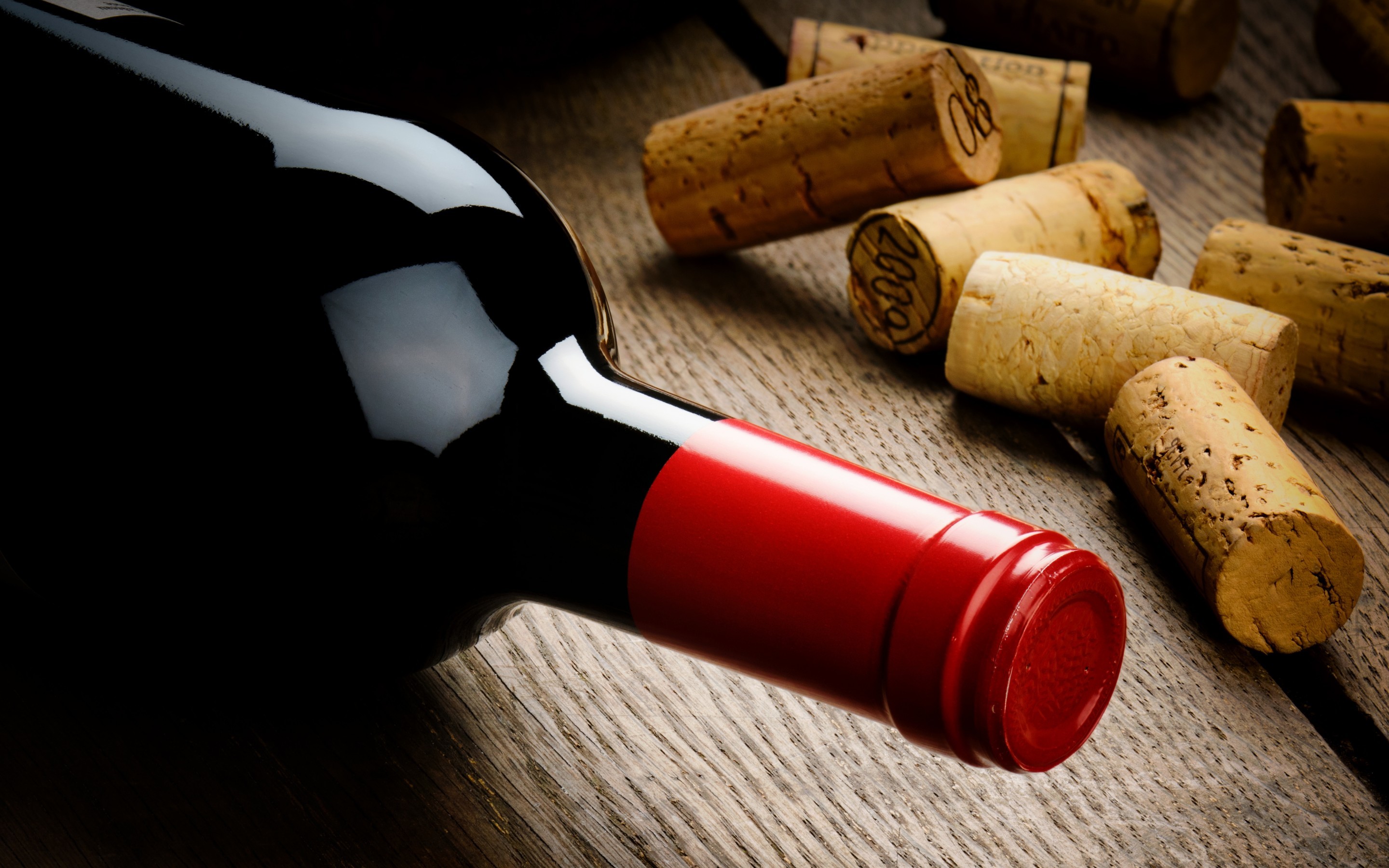 Bottiglia di vino, Tappi di sughero, Capsula rossa, Tavolo in legno, sfondo desktop 2880x1800