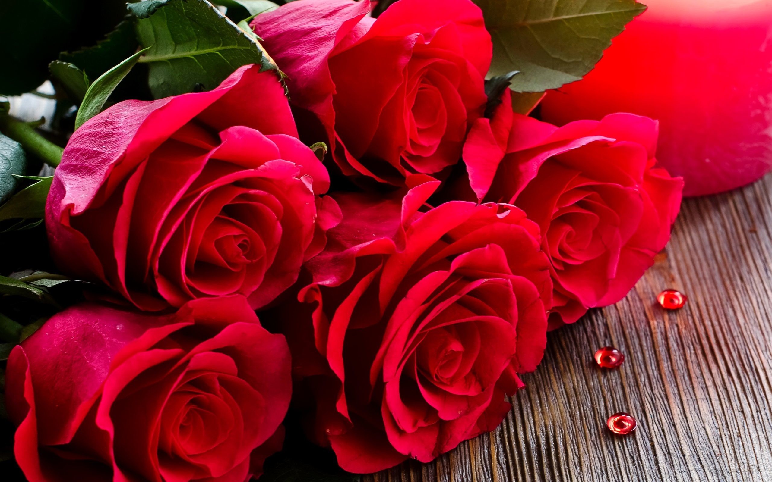 Rose rosse, Mazzo di rose, Legno, Gocce, 2K, sfondo Windows 11