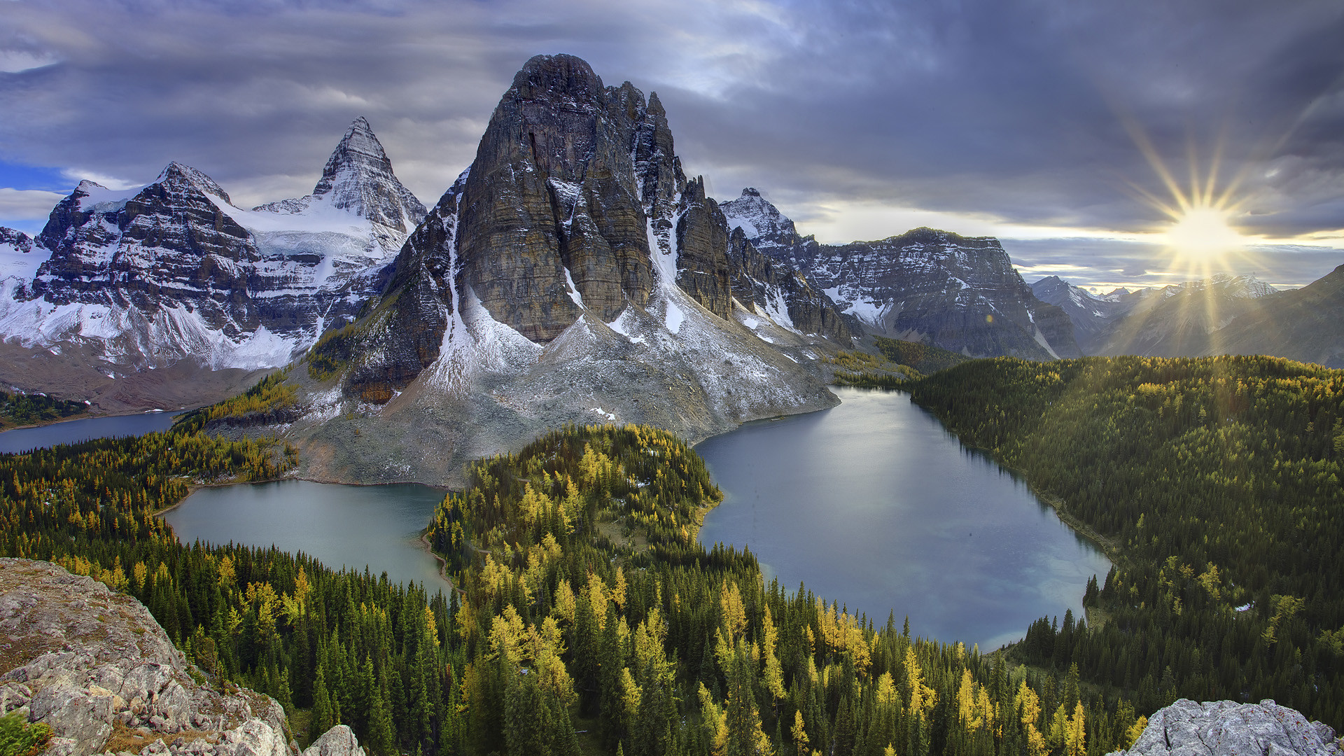 Monte Assiniboine, Canada, Lago alpino, Montagne, Raggi di sole, sfondo 16:9 Full HD