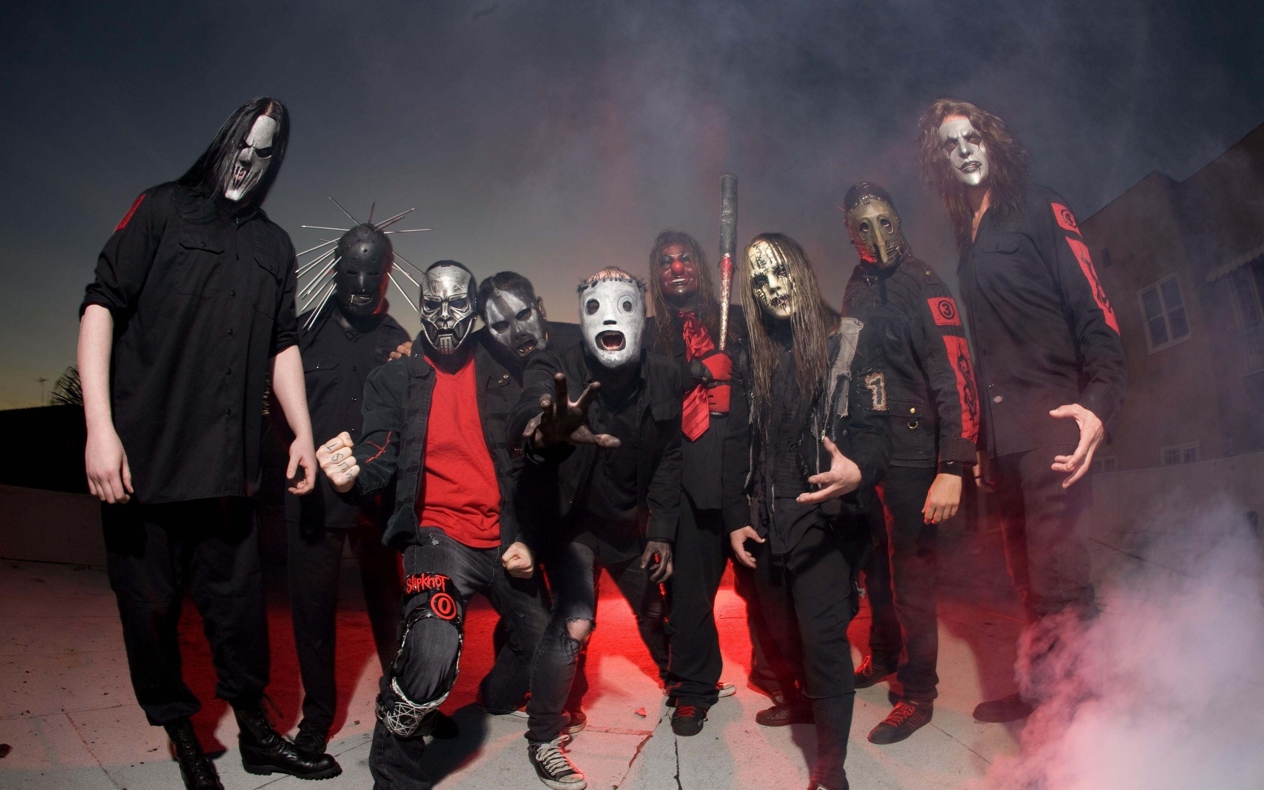 Slipknot, Foto di gruppo, Fumo rosso, Maschere, 2K, sfondo per PC e portatile
