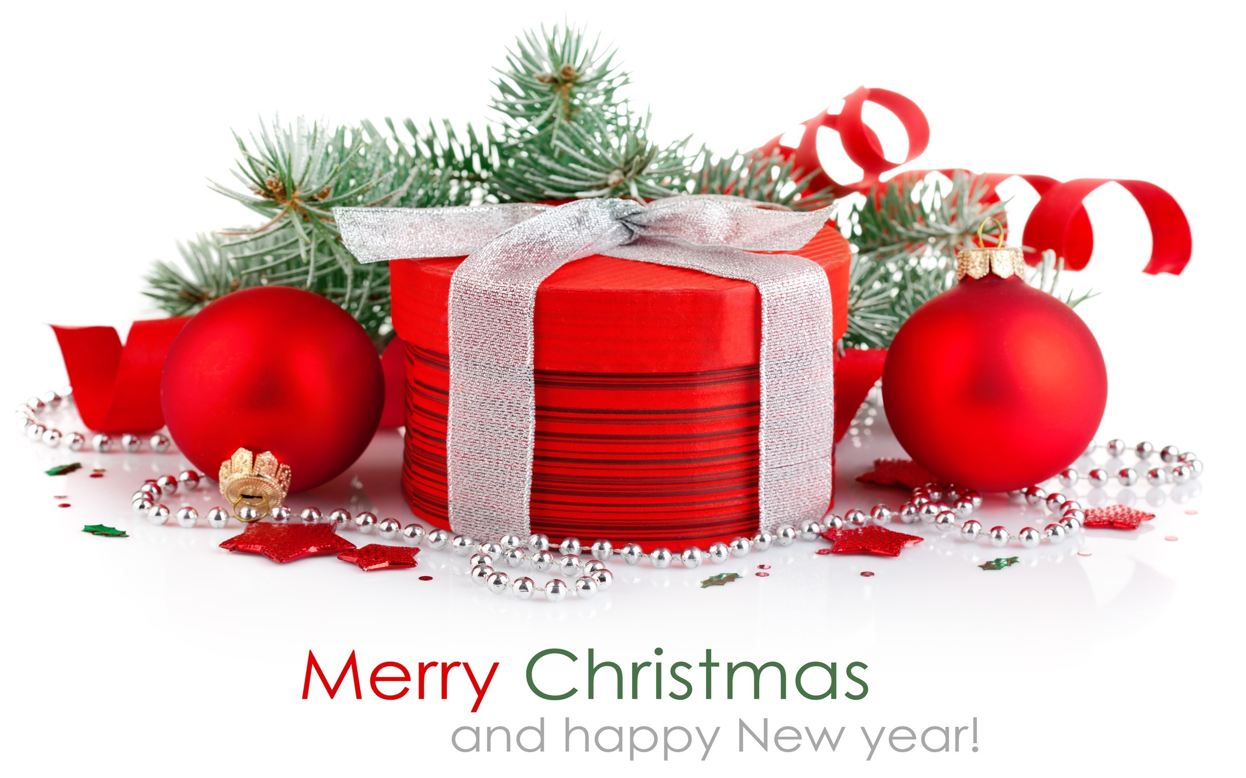 Regalo rosso, Palline, Rami di abete, Buon Anno, Sfondo bianco, 2K, wallpaper per computer