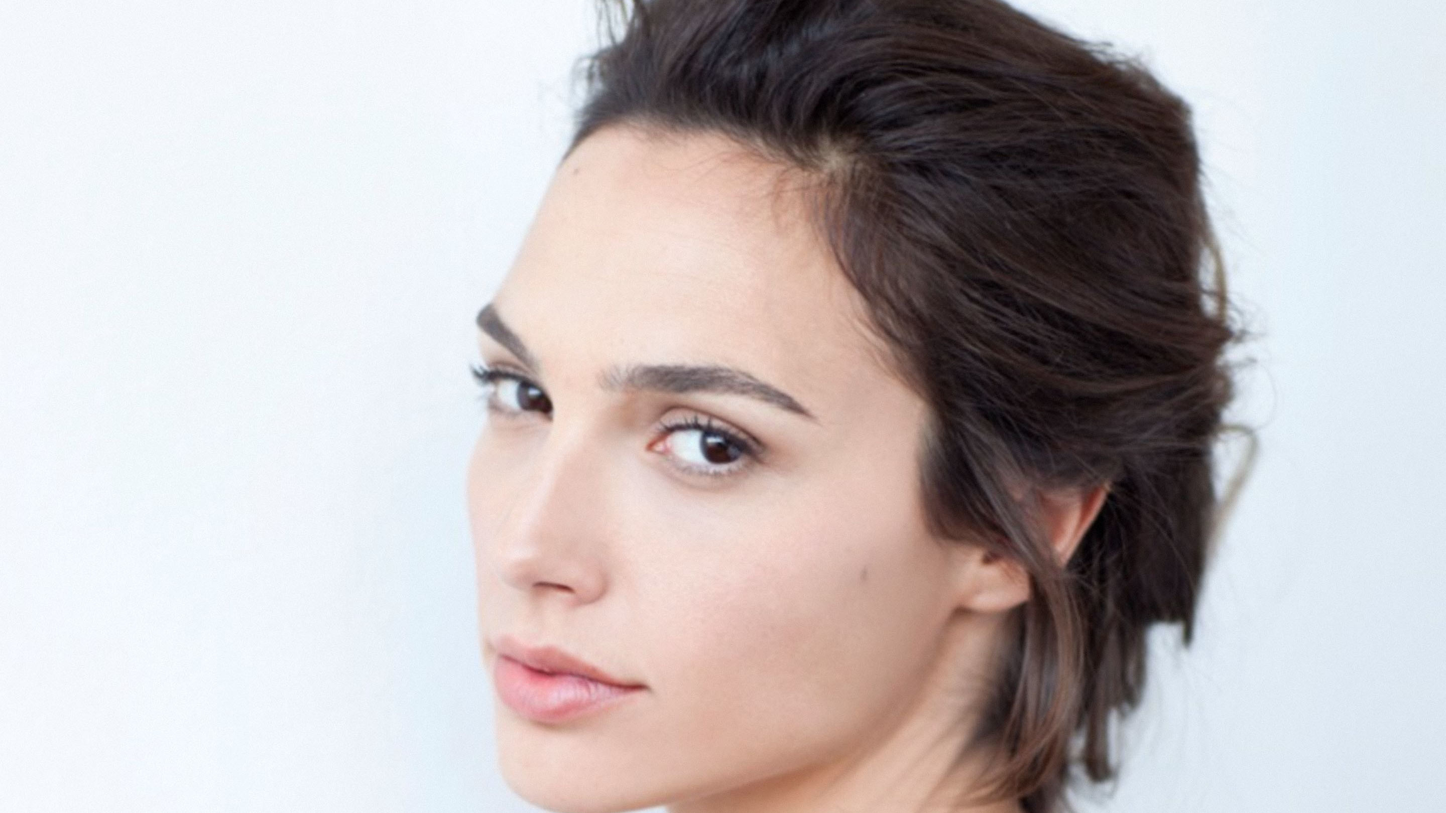 Gal Gadot, Primo piano, Sfondo bianco, Ritratto, 2K, wallpaper per computer