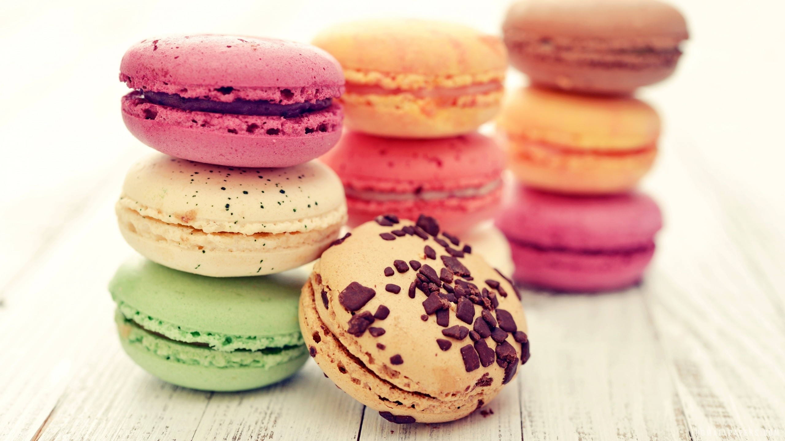 Macarons, Pila di macarons, Gocce di cioccolato, Legno bianco, Pastello, wallpaper iPhone