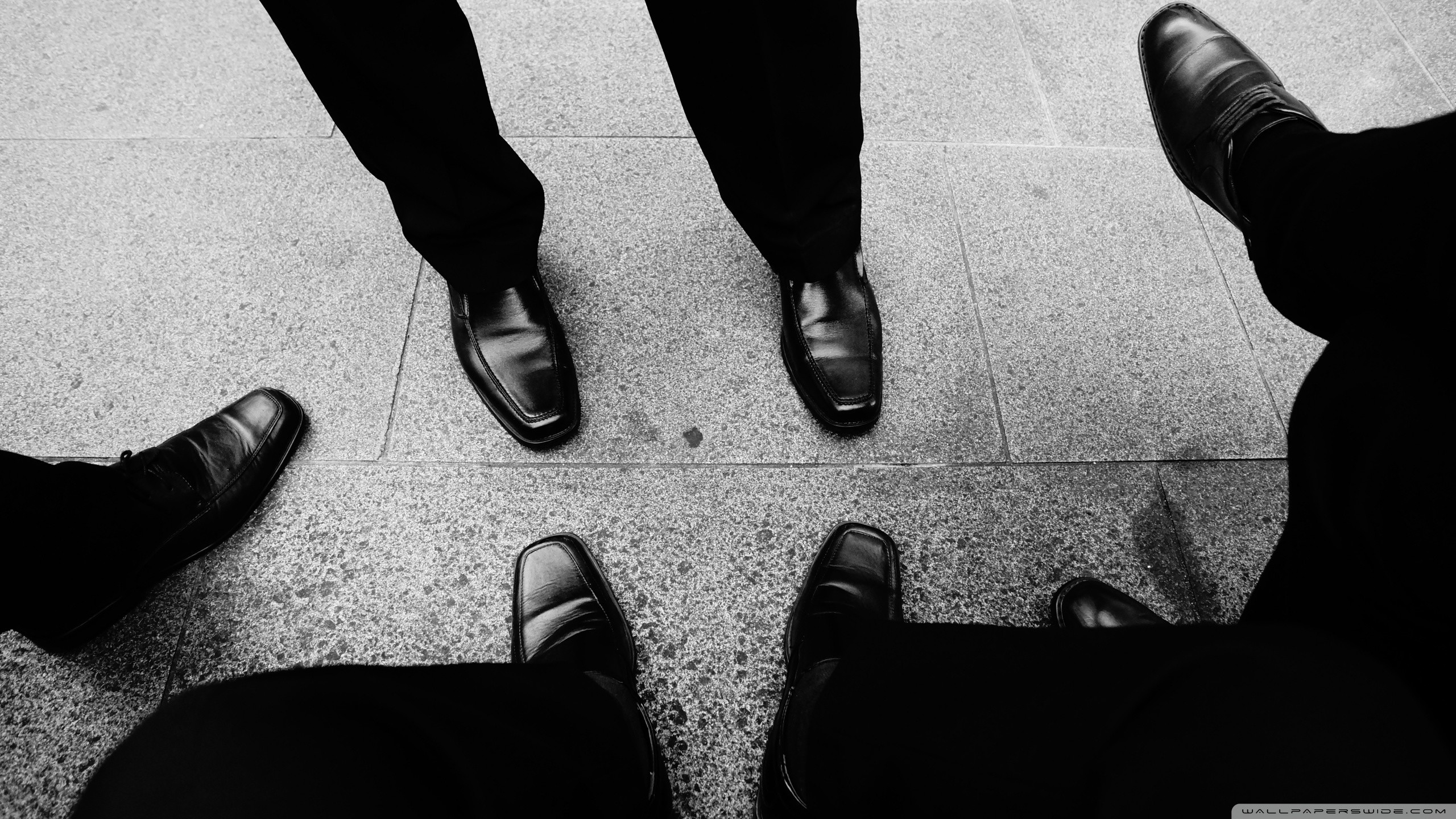Scarpe eleganti, Uomini d'affari, Bianco e nero, Vista dall'alto, sfondo Windows 11