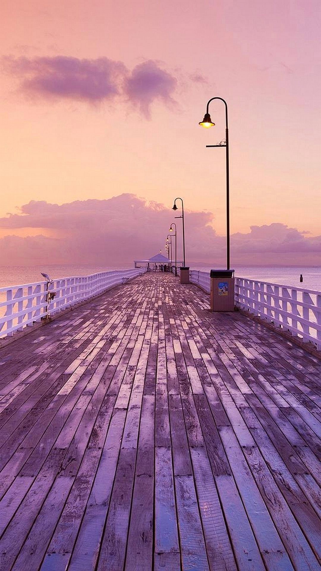Molo, Pontile in legno, Lampioni, Cielo rosa, Tramonto, wallpaper per iPhone e Android