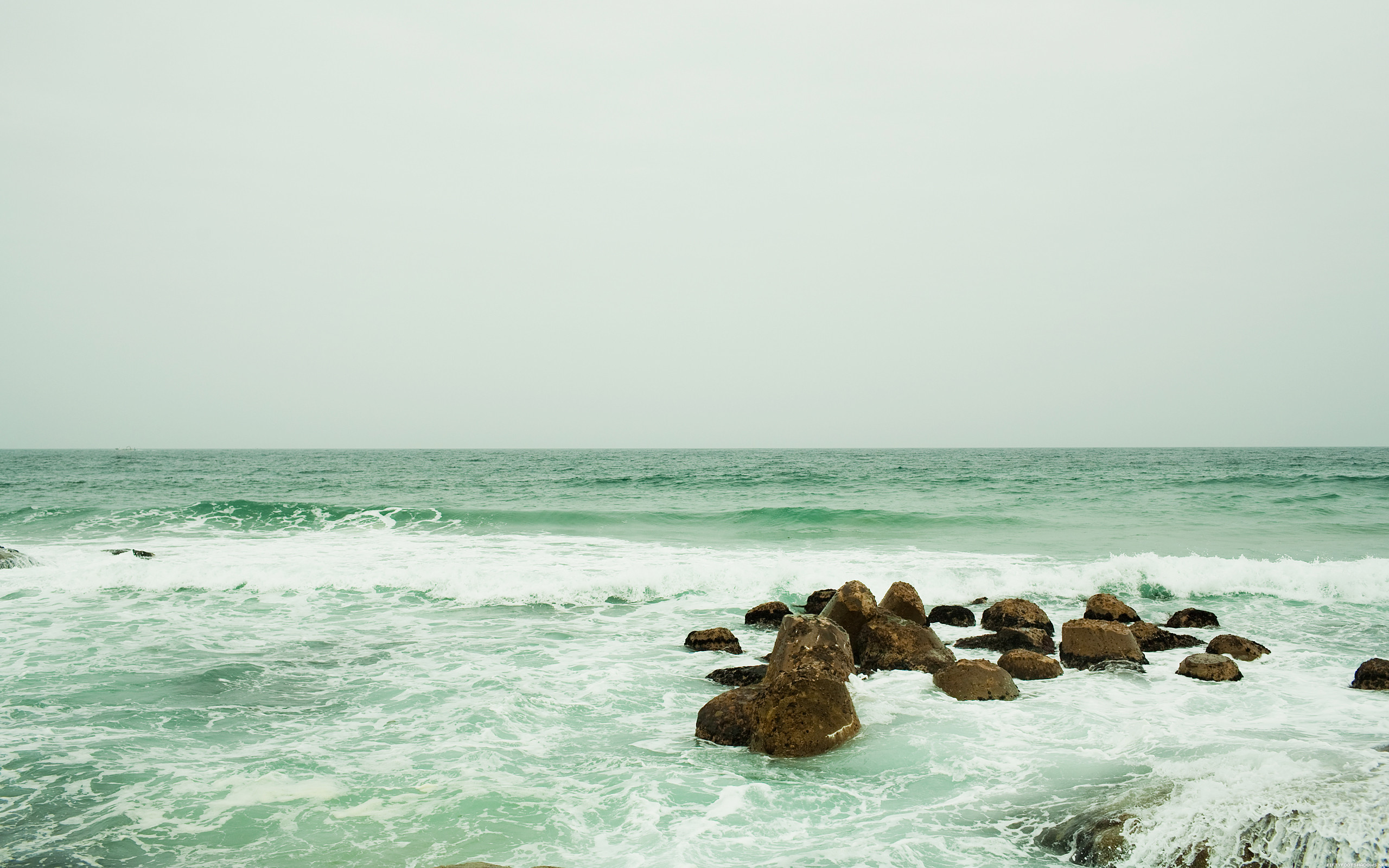 Mare, Scogli, Onde, Toni verde acqua, 2K, sfondo Windows 11