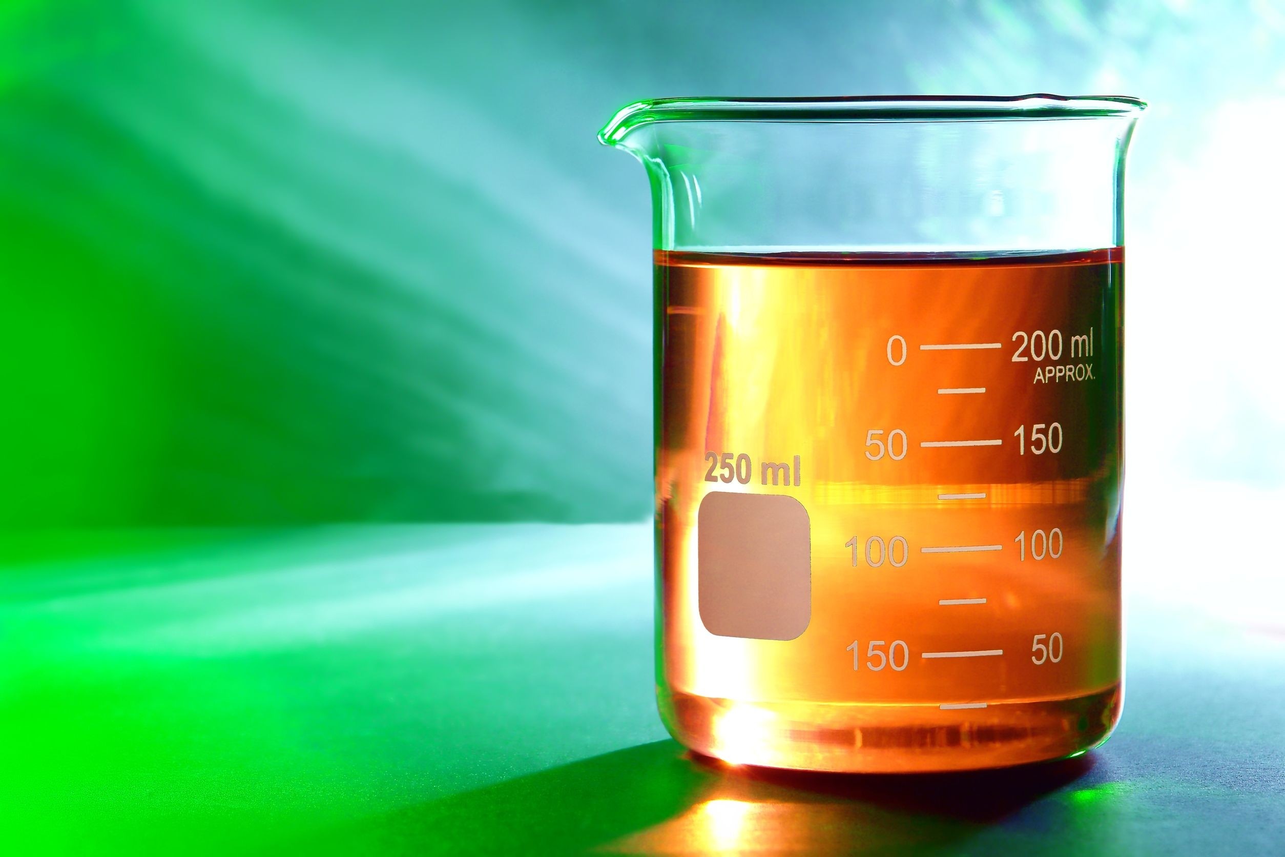 Becher graduato, Liquido arancione, Laboratorio, Vetreria da laboratorio, Luce verde, sfondo per PC
