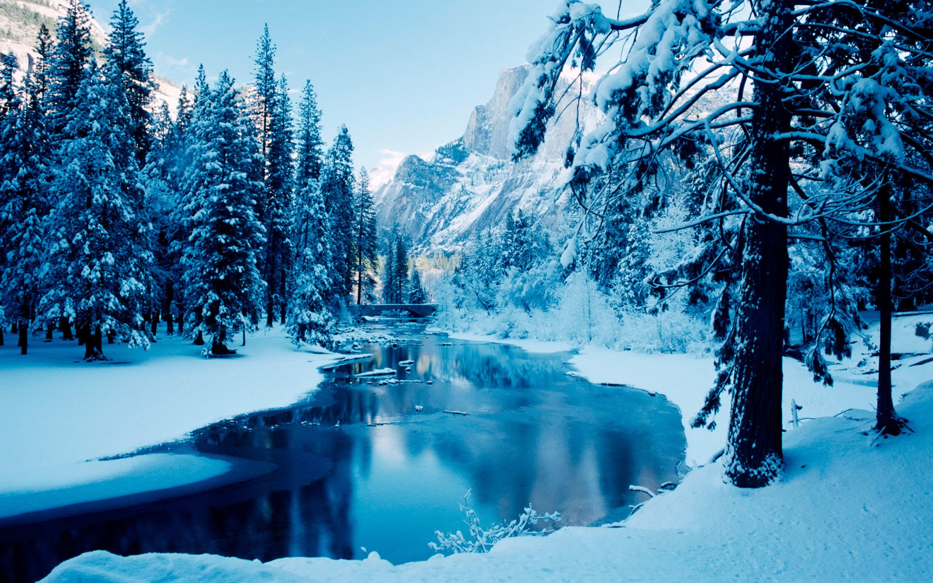 Fiume, Bosco innevato, Abeti, Montagne, Blu, 16:10 Full HD, sfondo widescreen