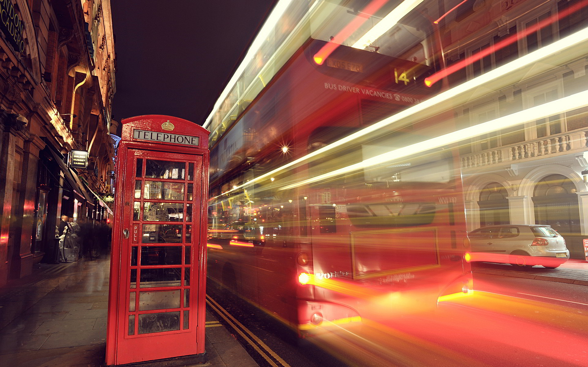 Cabina telefonica rossa, Autobus a due piani, Scie luminose, Londra, Notte, sfondo 16:10 Full HD