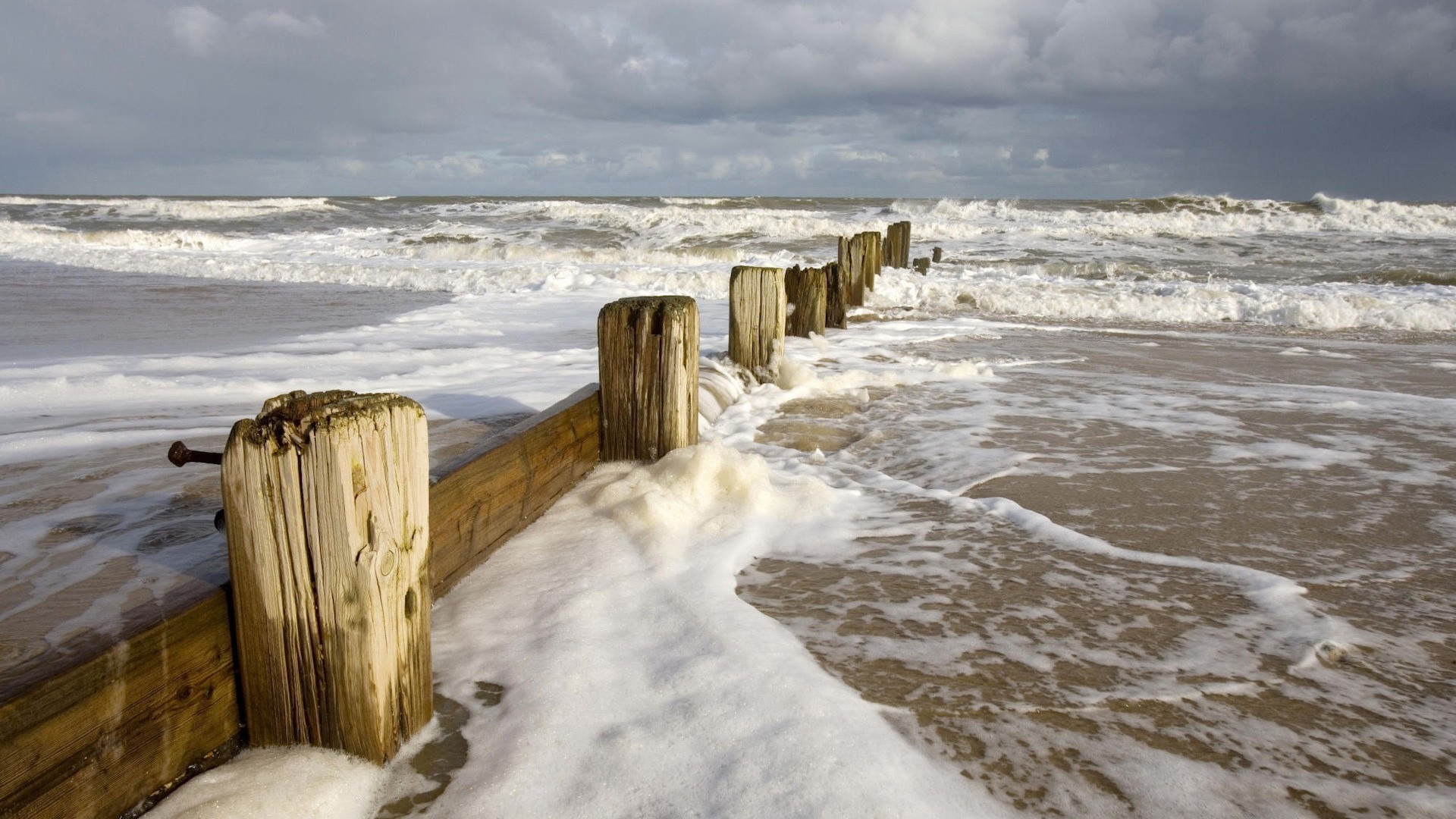 Frangiflutti in legno, Onde, Spiaggia, Cielo nuvoloso, 16:9 Full HD, sfondo widescreen