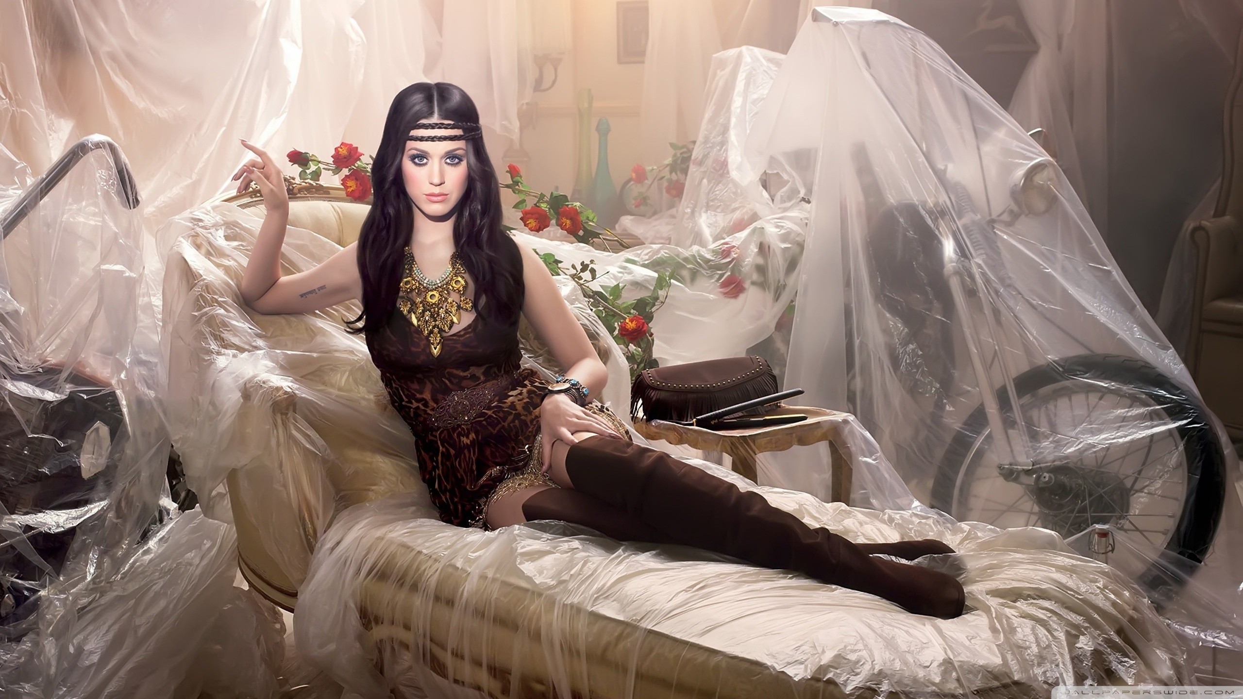 Katy Perry, Stile boho, Divano, Teli di plastica, 2K, sfondo Windows 11