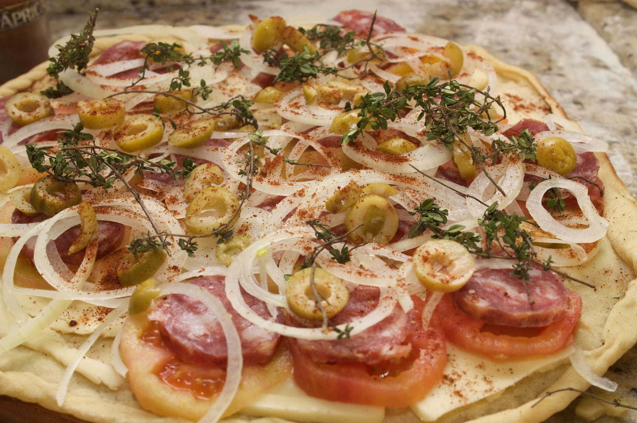 Pizza, Cipolla, Salame, Olive verdi, Erbe, Full HD, wallpaper per computer