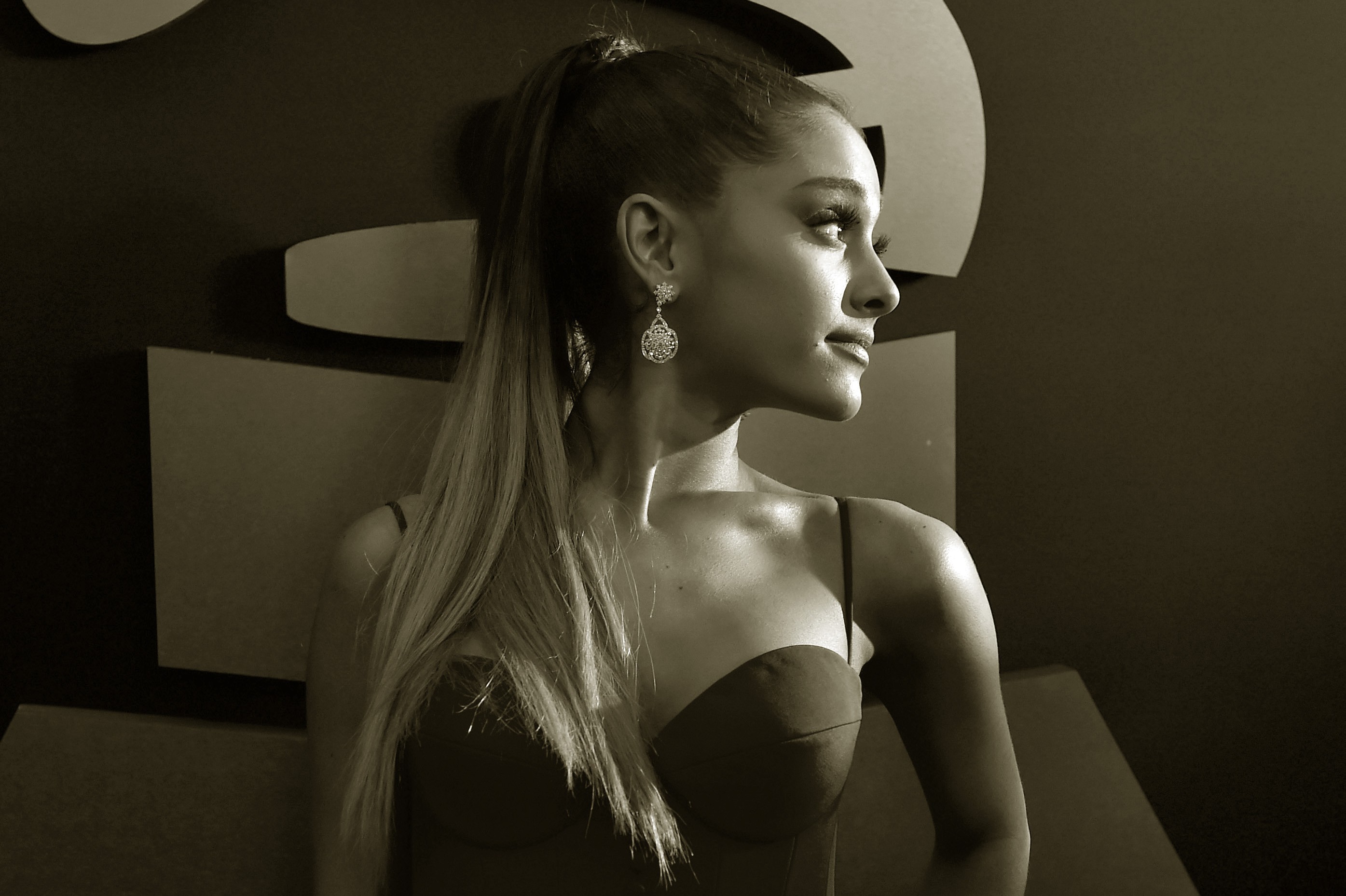 Ariana Grande, Seppia, Grammy, Coda di cavallo, 2K, sfondo per PC e portatile