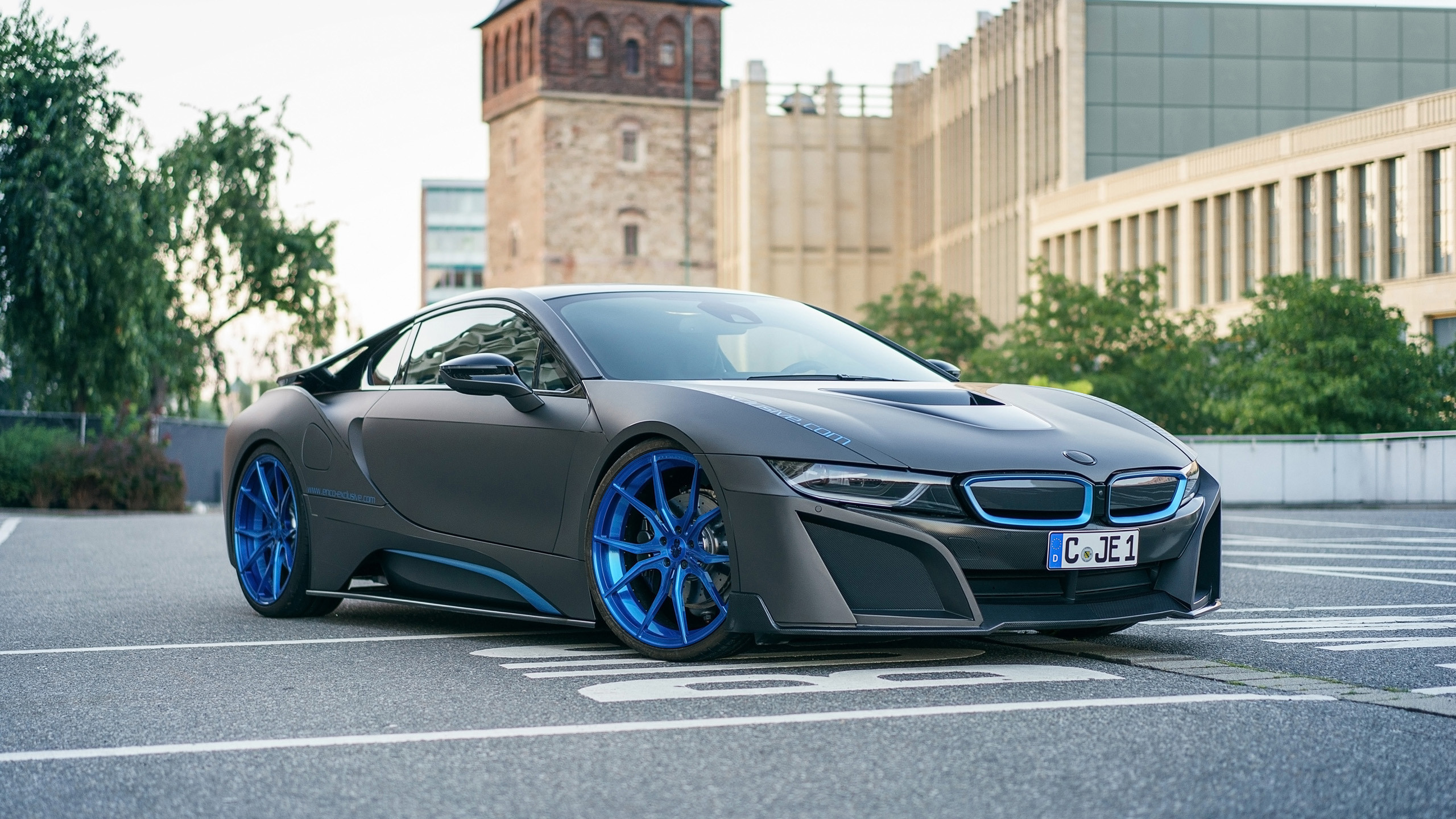 BMW i8, BMW, Grigio opaco, Cerchi blu, Città, 2K, sfondo desktop