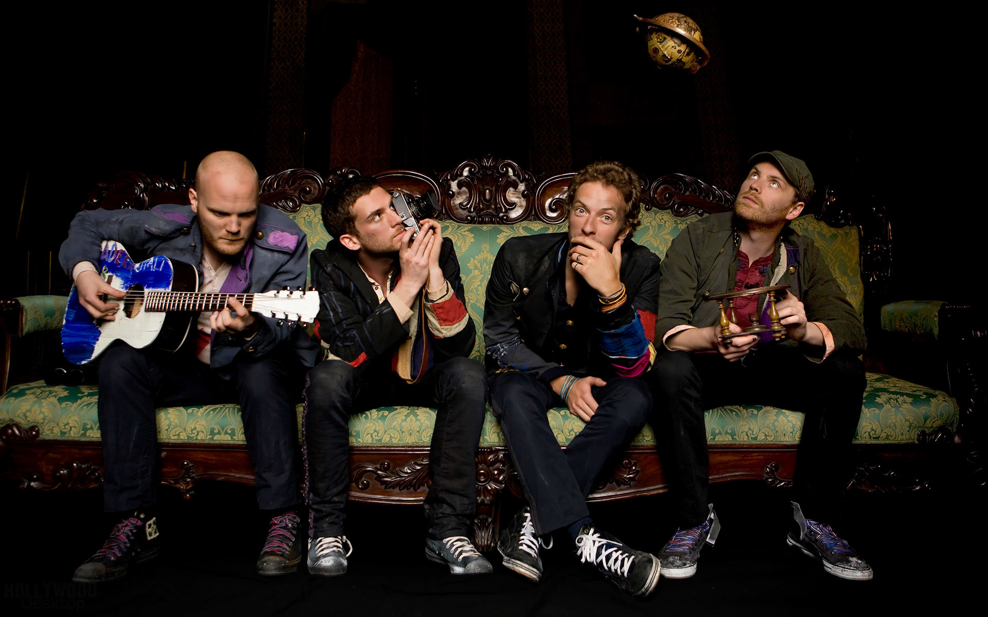 Coldplay, Divano, Chitarra, Gruppo, Scuro, 1920x1200, sfondo per PC