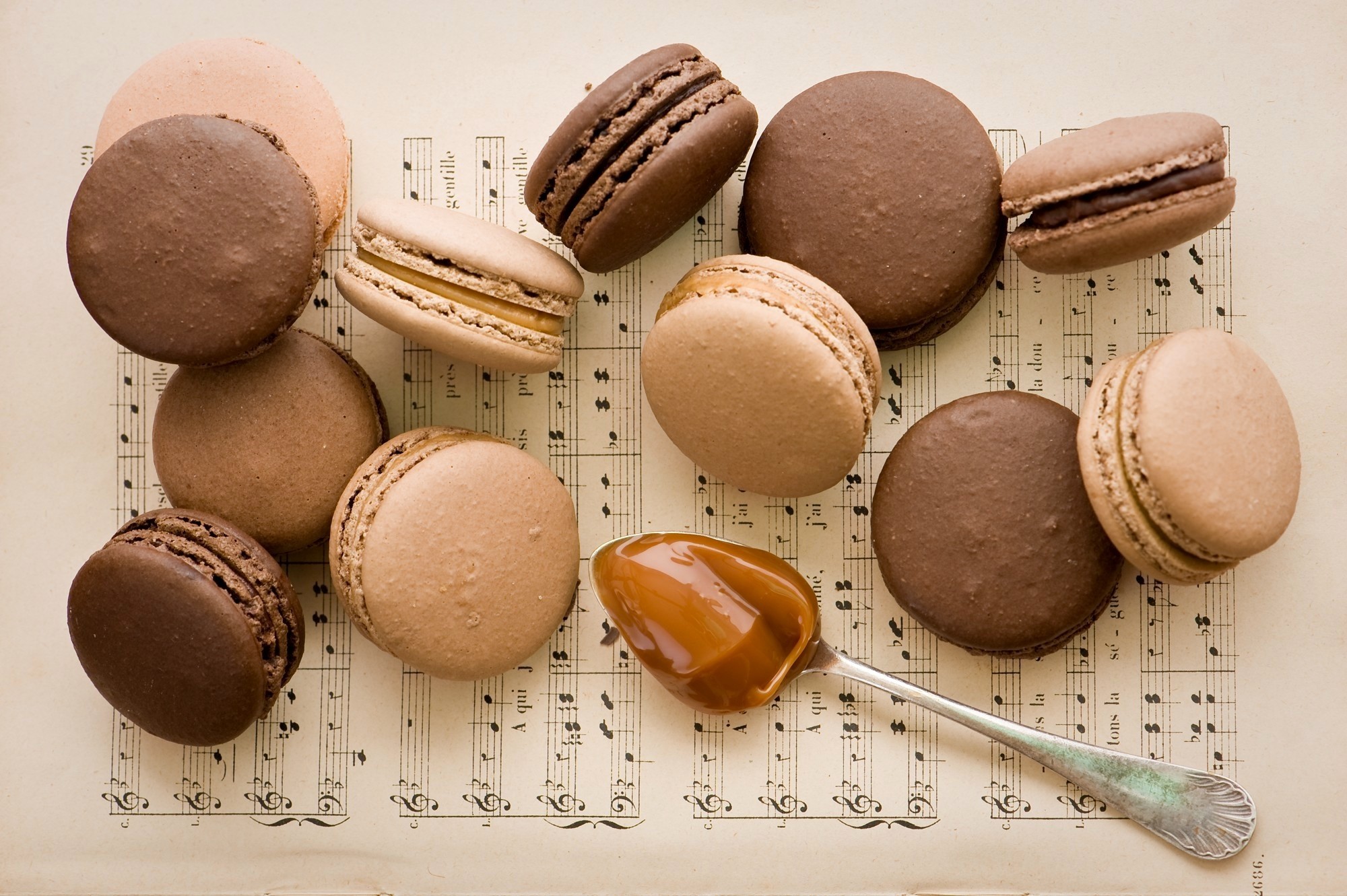 Macarons al cioccolato, Caramello, Spartito, immagine di sfondo iPhone