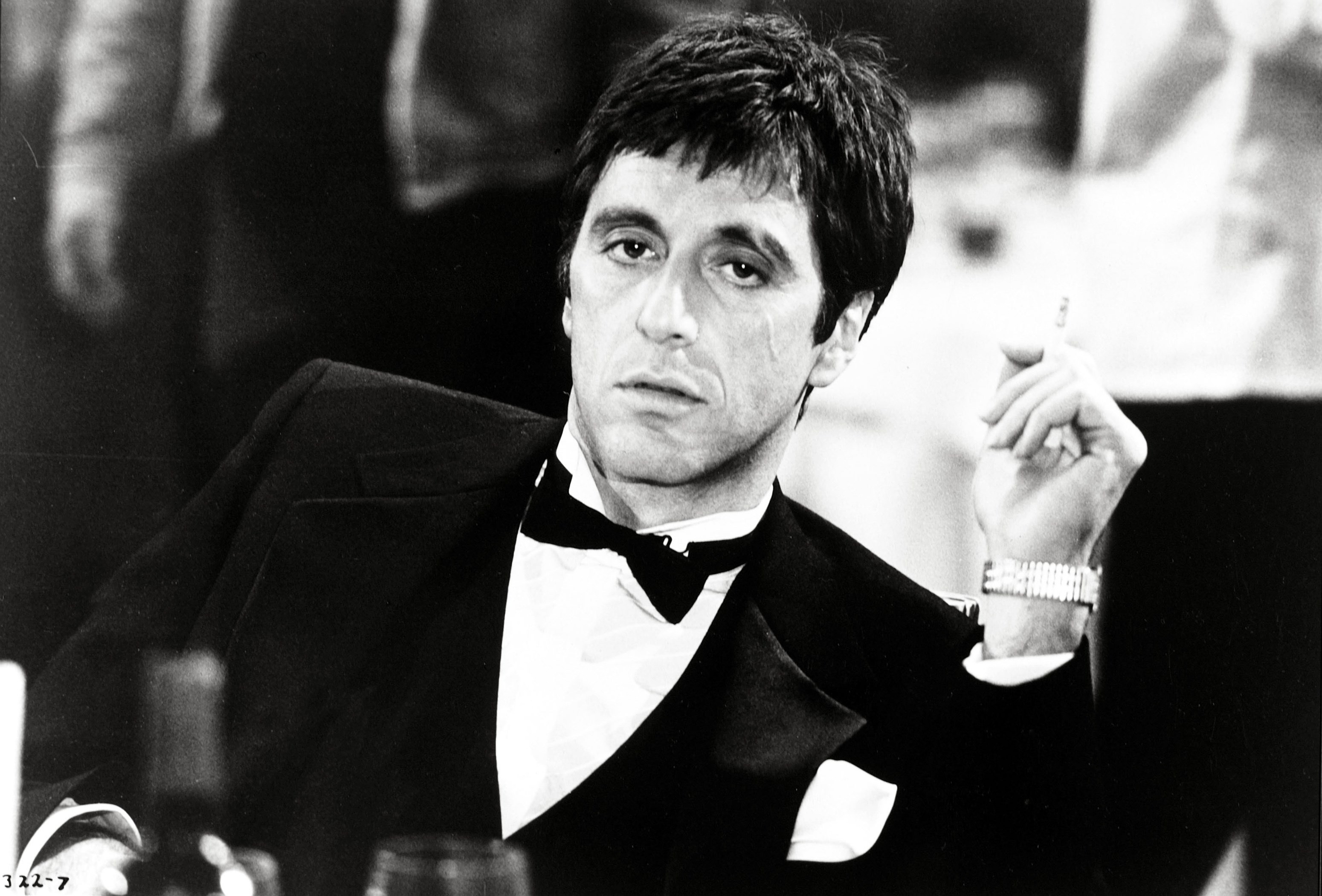 Al Pacino, Tony Montana, Scarface, Smoking, Bianco e nero, 2K, sfondo desktop