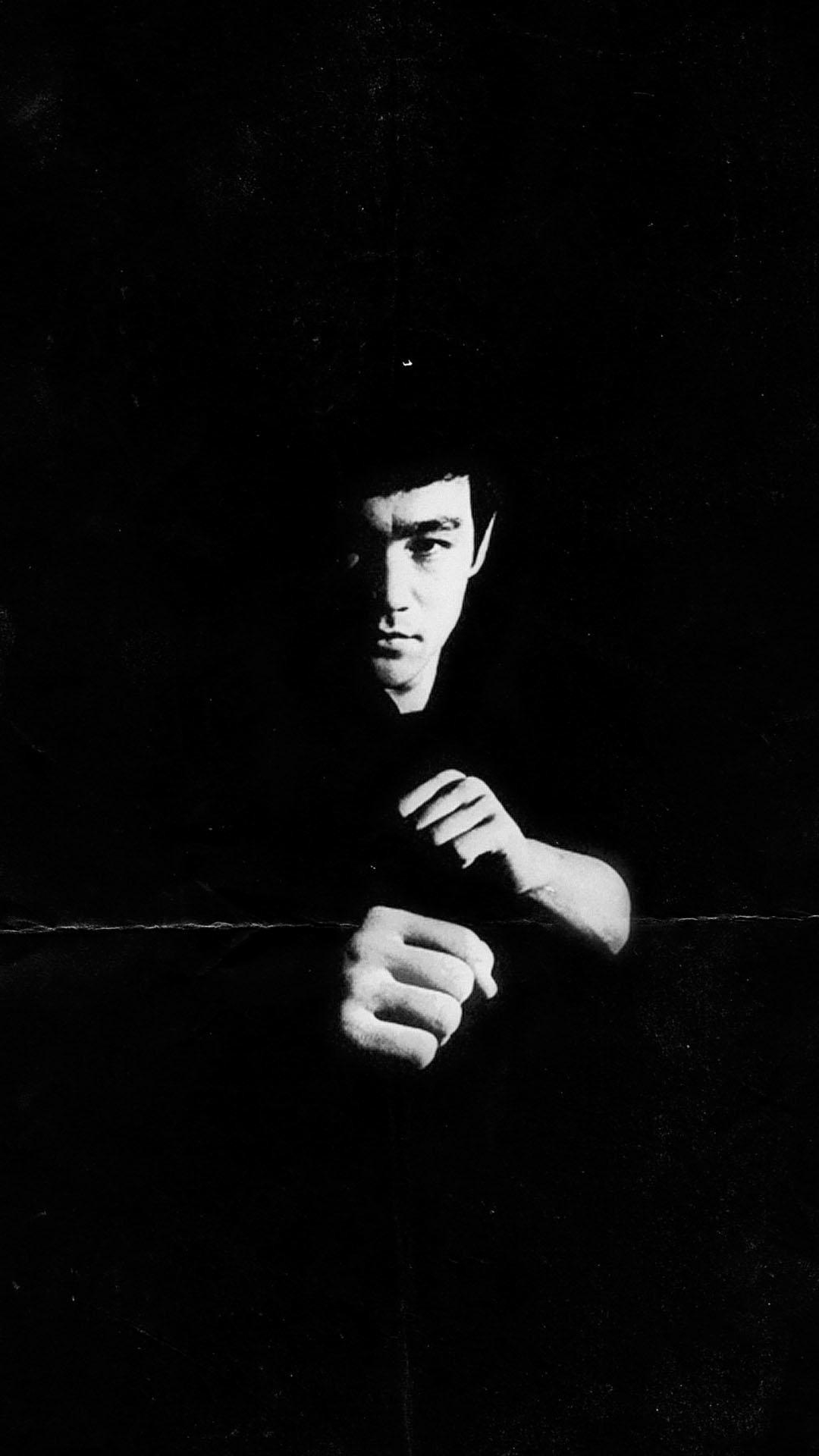 Bruce Lee, Bianco e nero, Posa di combattimento, Full HD, sfondo verticale per cellulare