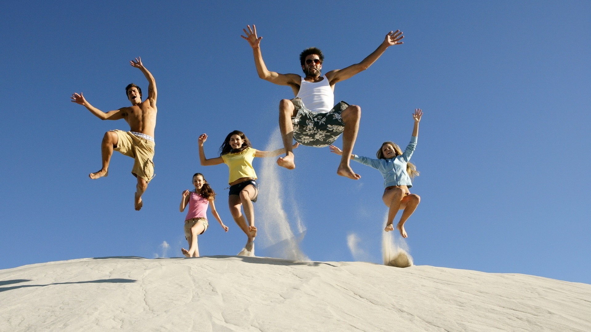 Amici, Salto, Dune, Allegria, Cielo blu, 1920x1080, sfondo per PC
