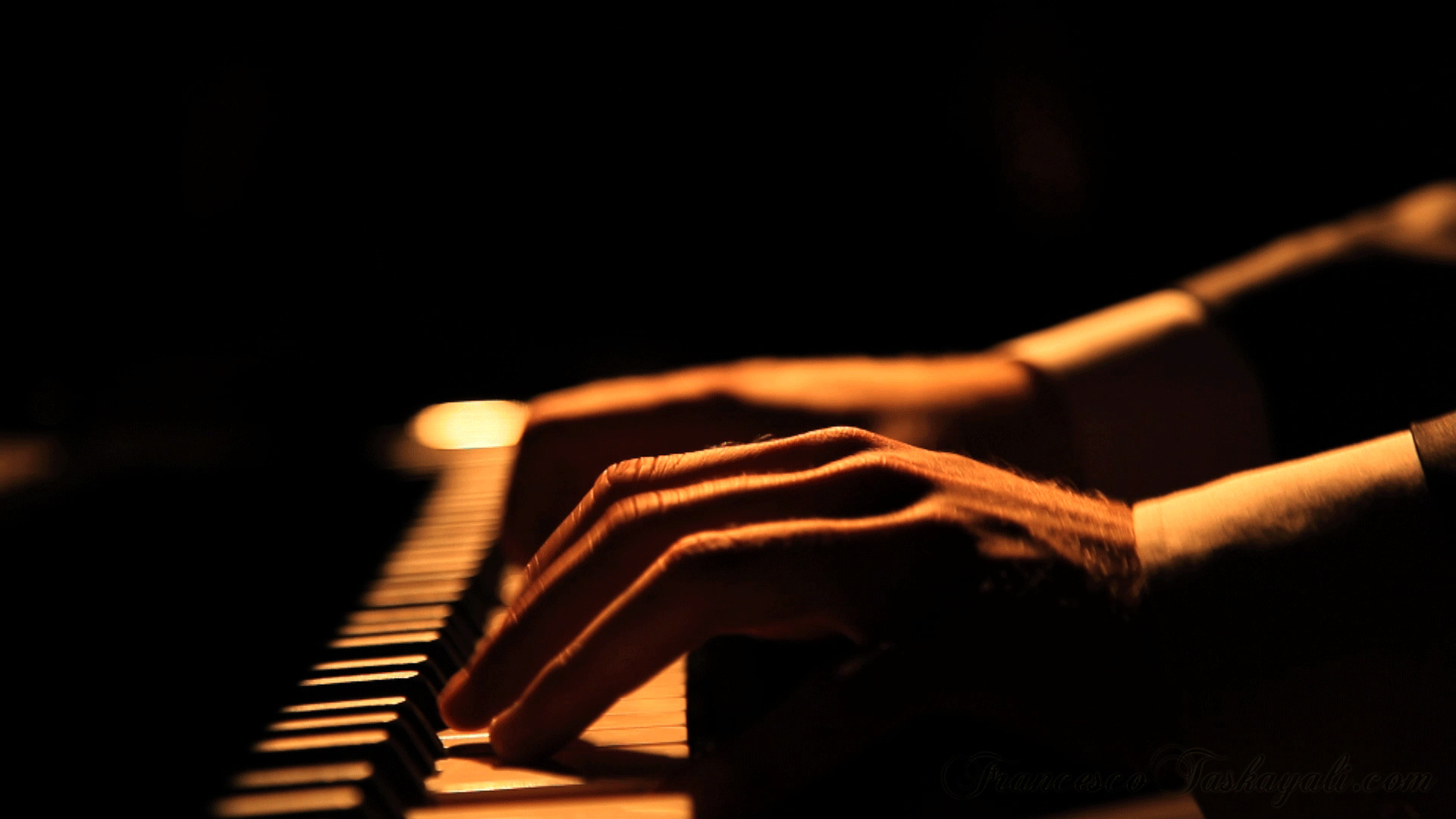 Pianoforte, Mani, Luce calda, Sfondo scuro, Full HD, wallpaper desktop