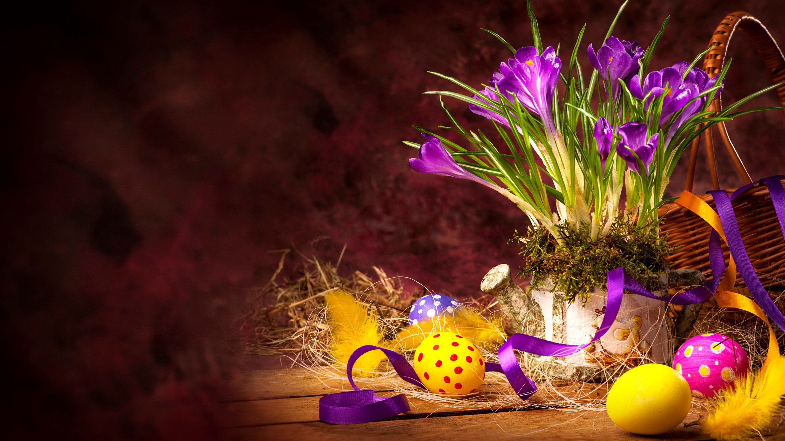 Uova di Pasqua, Crochi, Nastro viola, Natura morta, Sfondo scuro, wallpaper desktop 2K