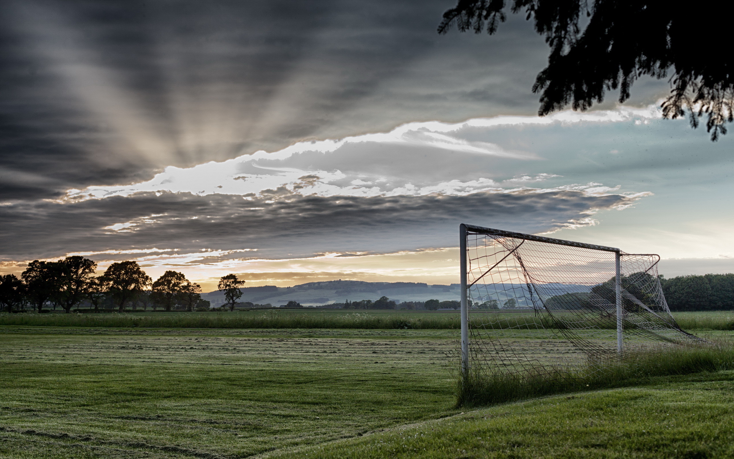Porta da calcio, Campo, Raggi di sole, Nuvole, 2560x1600, sfondo per PC
