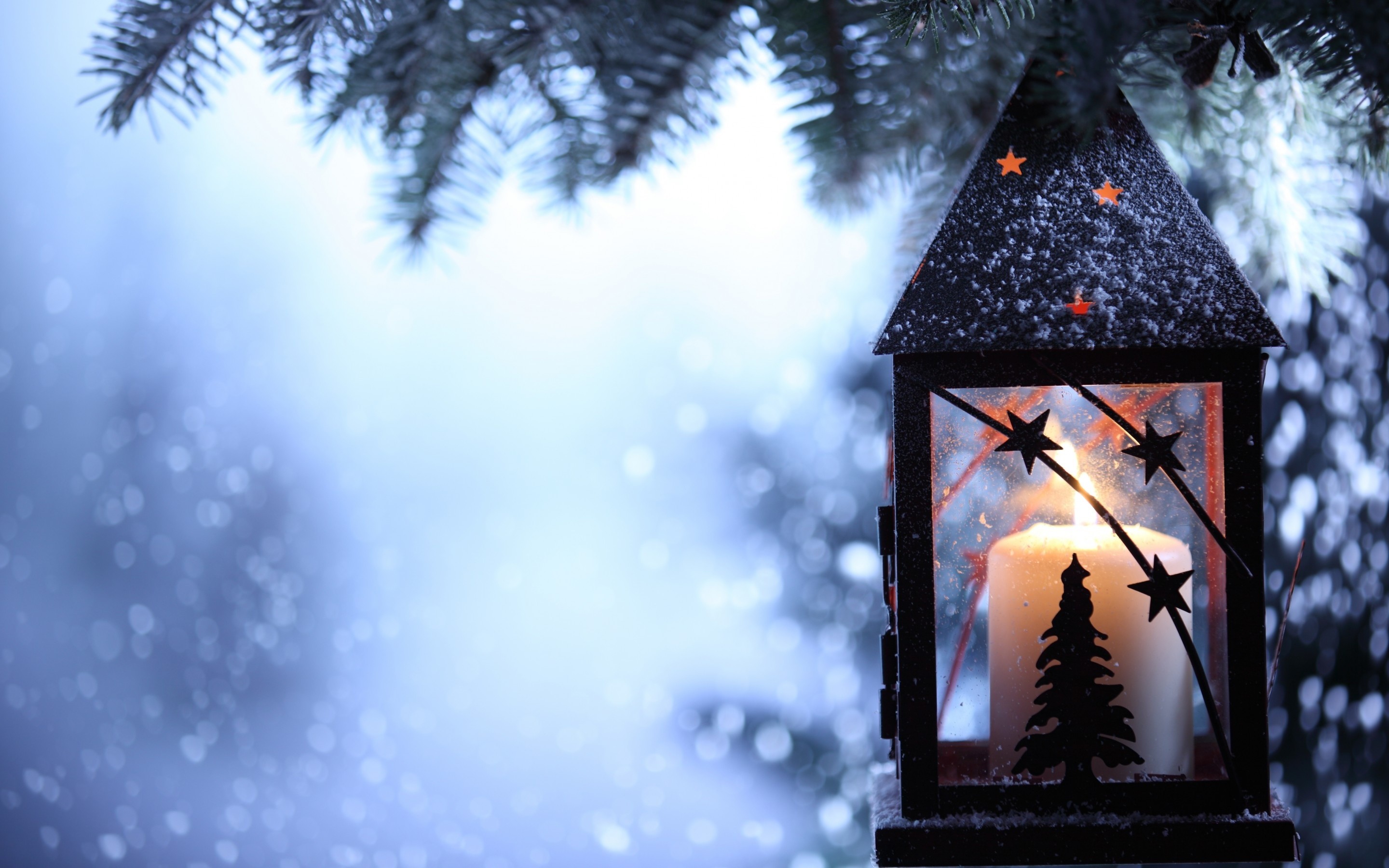 Lanterna, Candela, Rami di abete, Neve, 2880x1800, sfondo MacBook Pro
