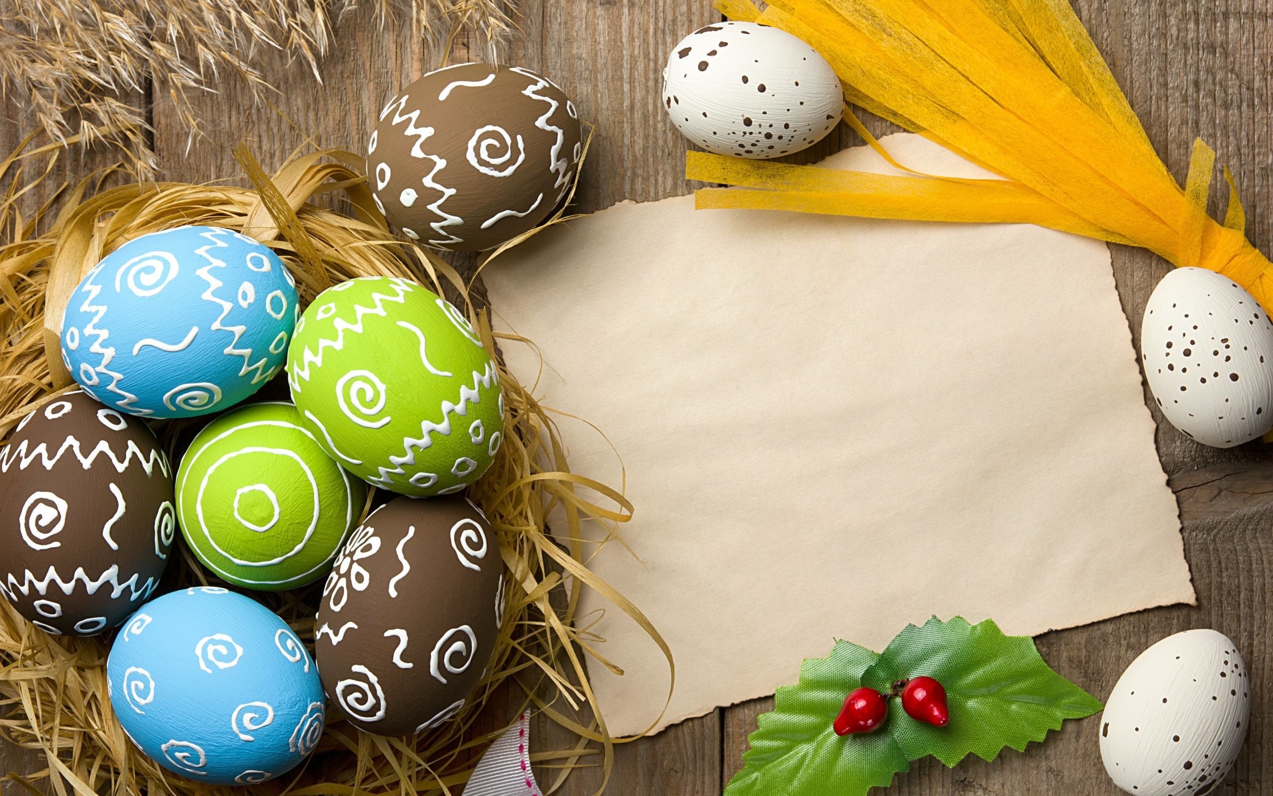 Uova di Pasqua, Uova decorate, Nido di paglia, Pergamena, Legno rustico, Agrifoglio, sfondo 1600p