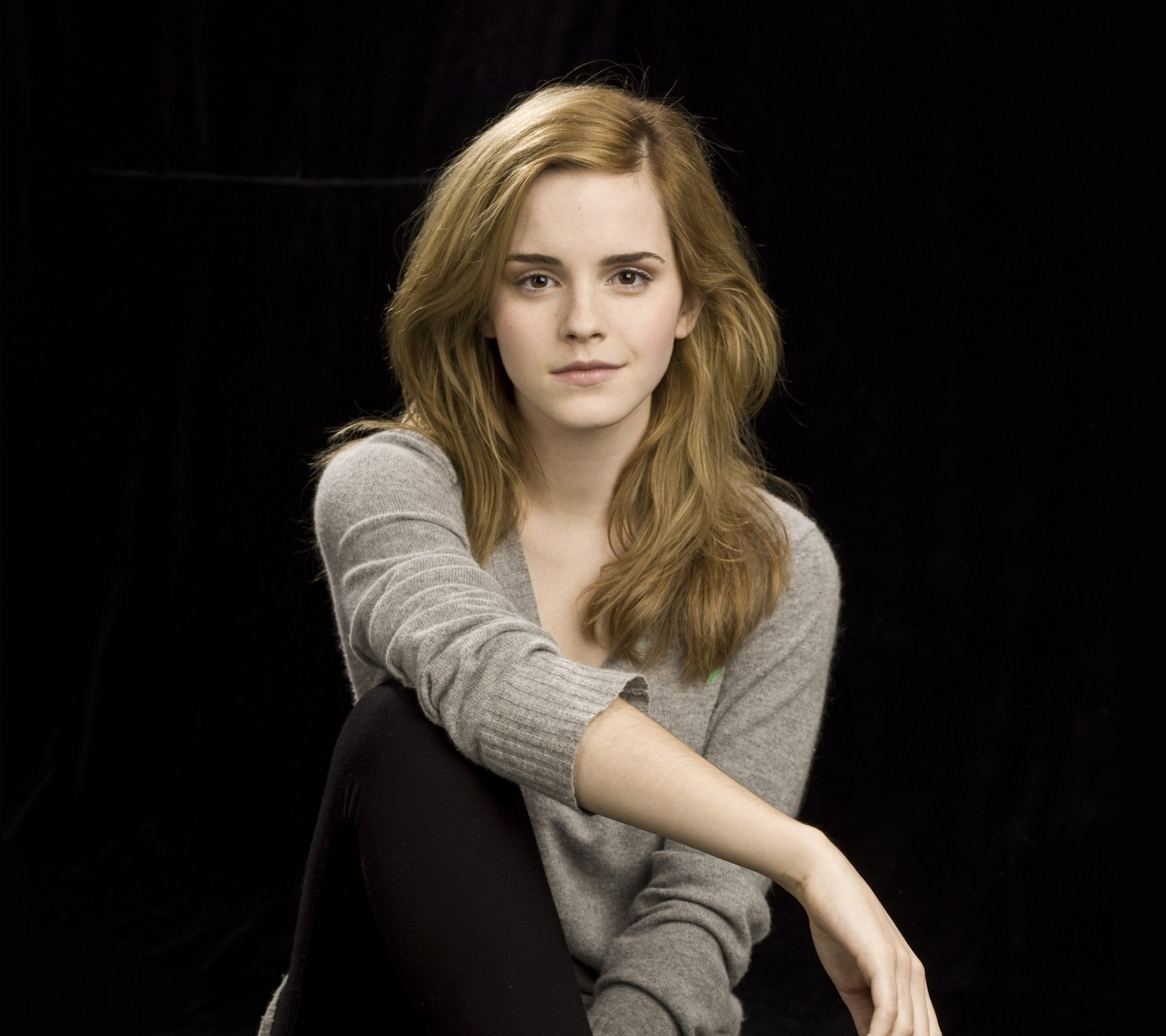 Emma Watson, Maglione grigio, Sfondo nero, Full HD, schermata di blocco iPad