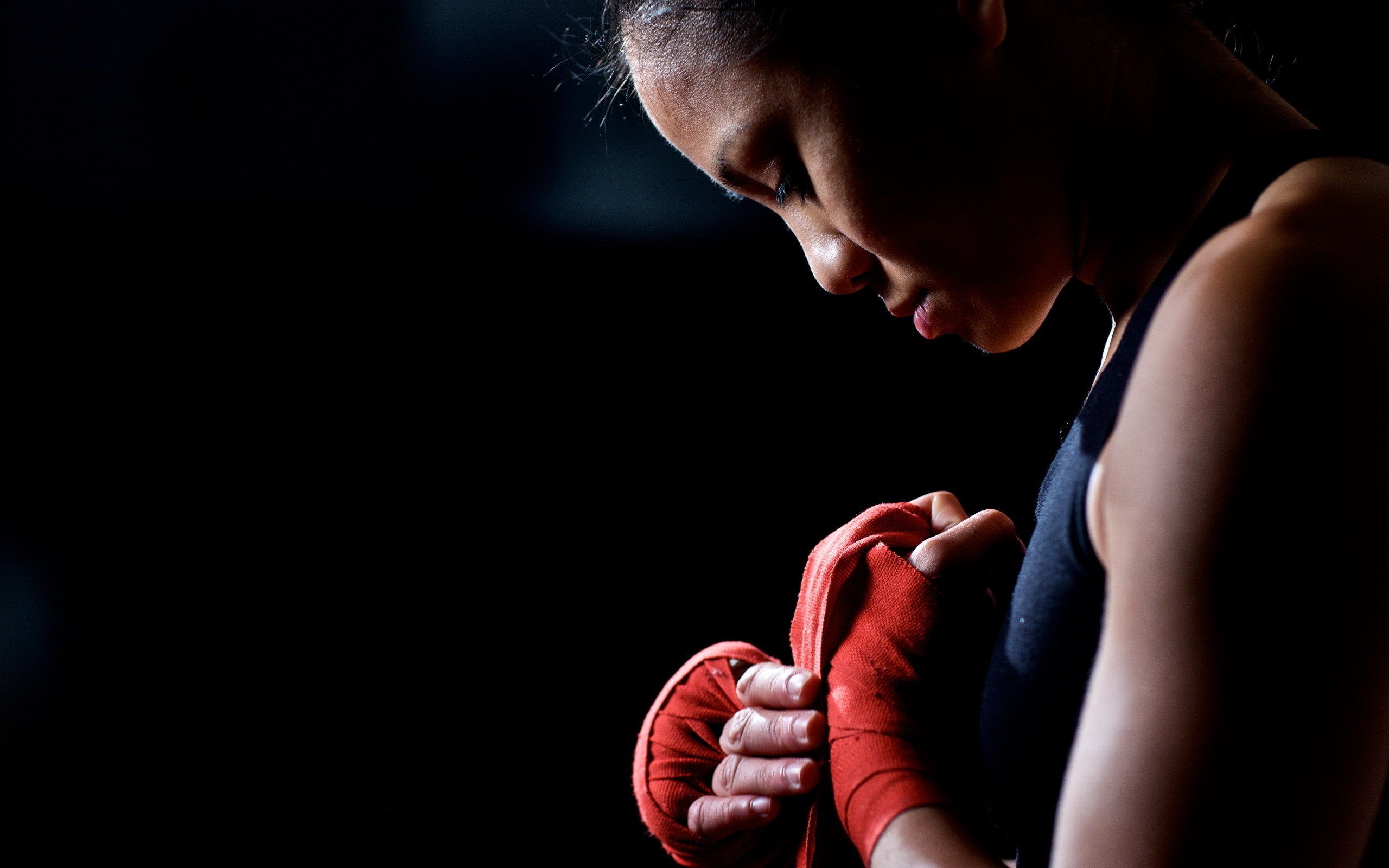 Fasce da boxe, Donna, Concentrazione, Buio, 2560x1600, sfondo MacBook Pro