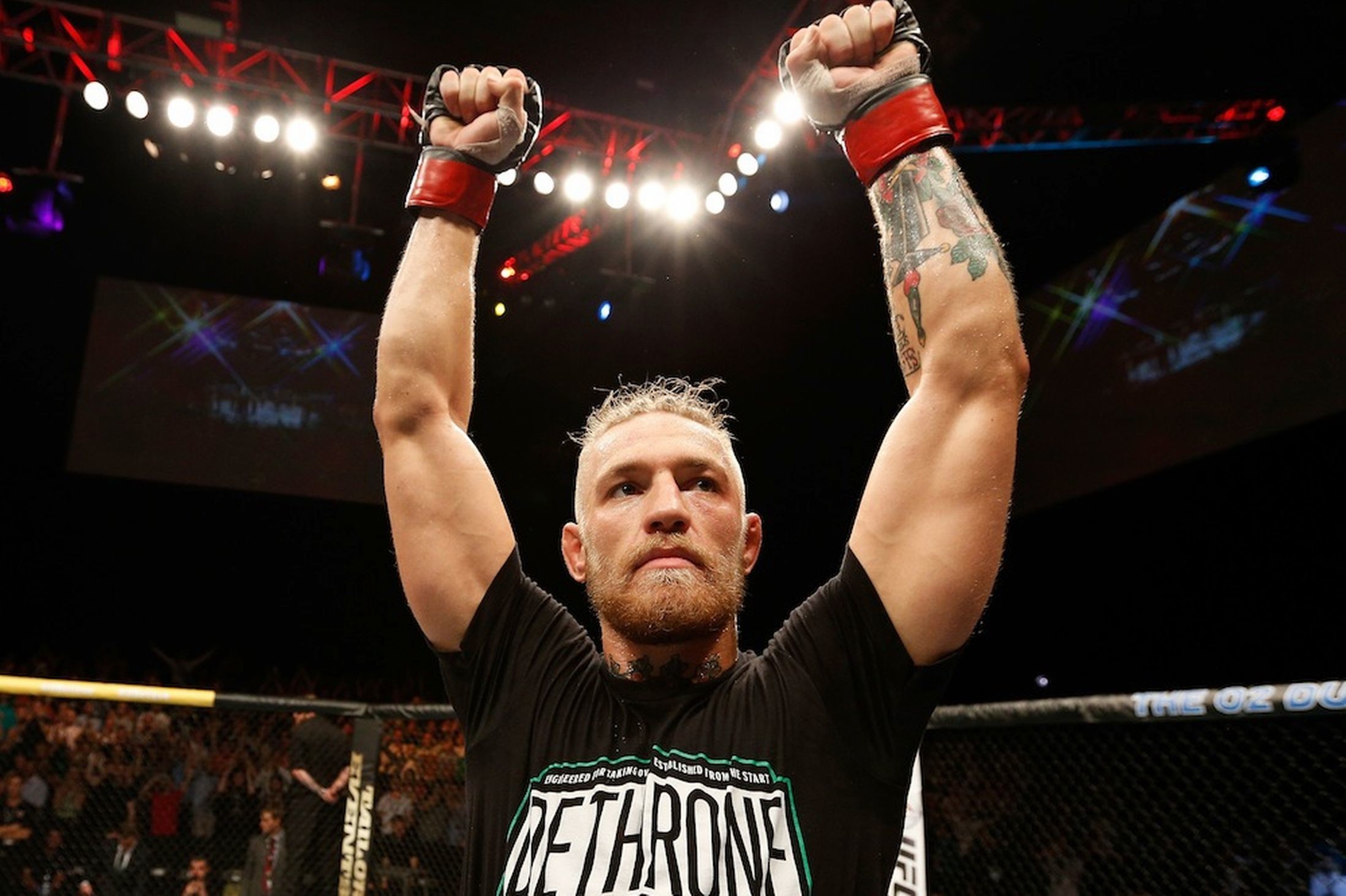 Conor McGregor, Braccia alzate, Vittoria, Arena, Full HD, sfondo Windows 11