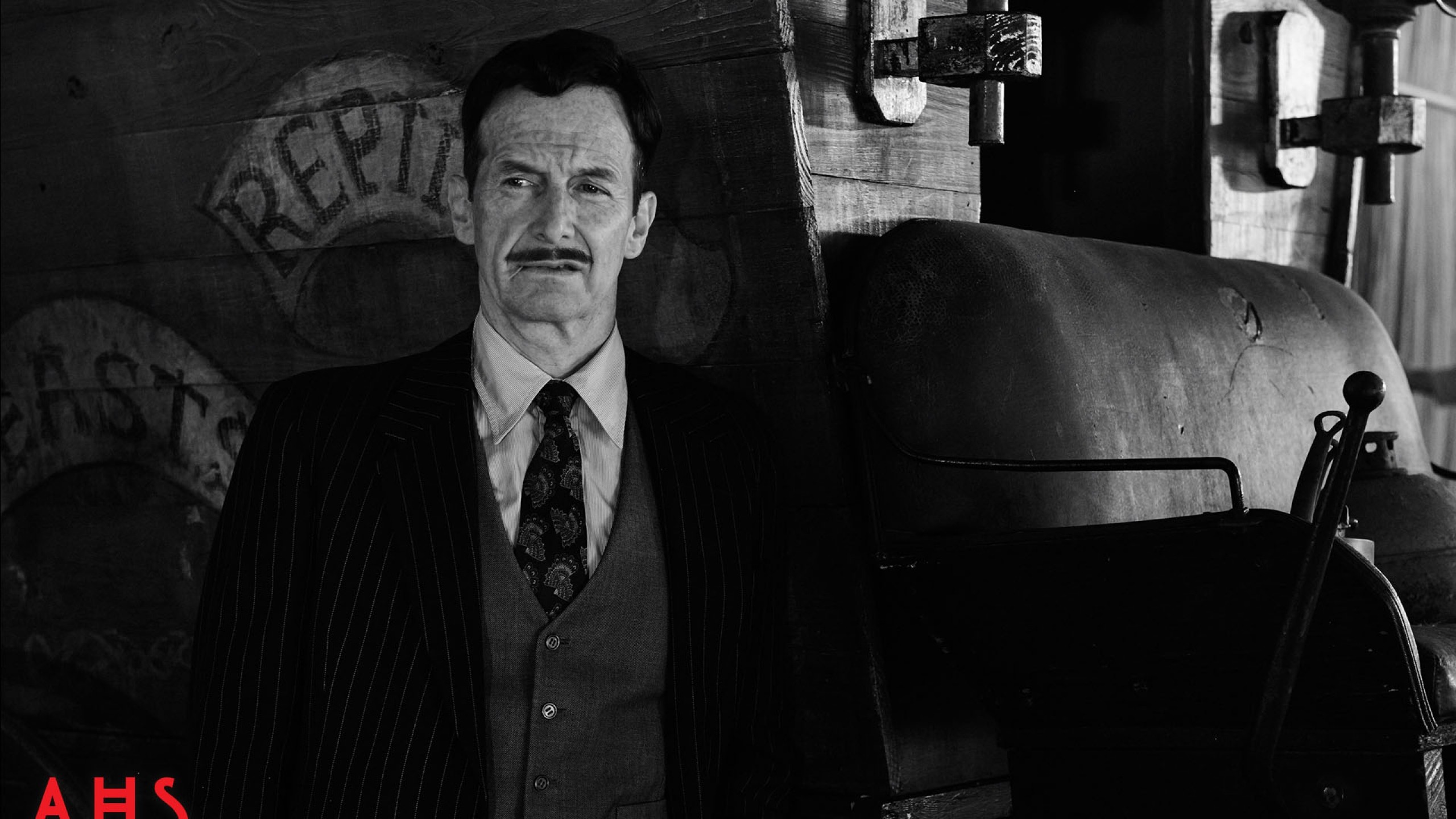 American Horror Story: Freak Show, Denis O'Hare, Bianco e nero, Circo, sfondo widescreen 2K
