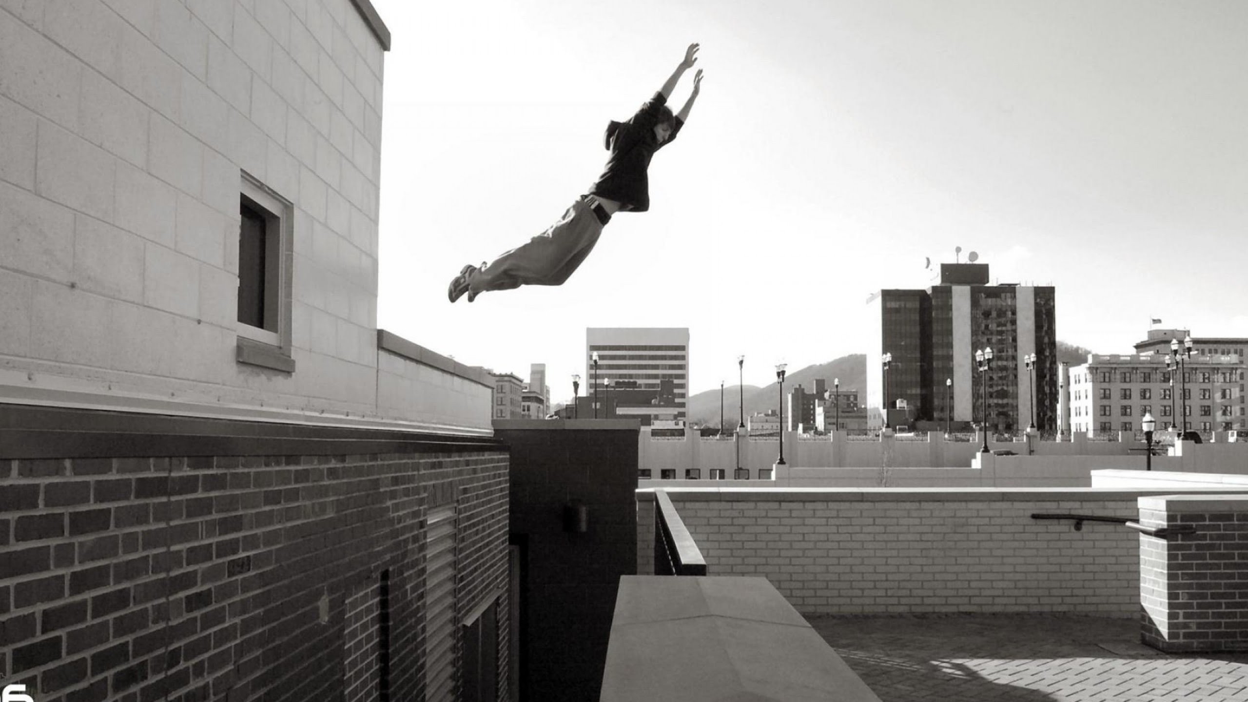 Parkour, Salto, Tetti, Bianco e nero, 2K, sfondo Windows 11
