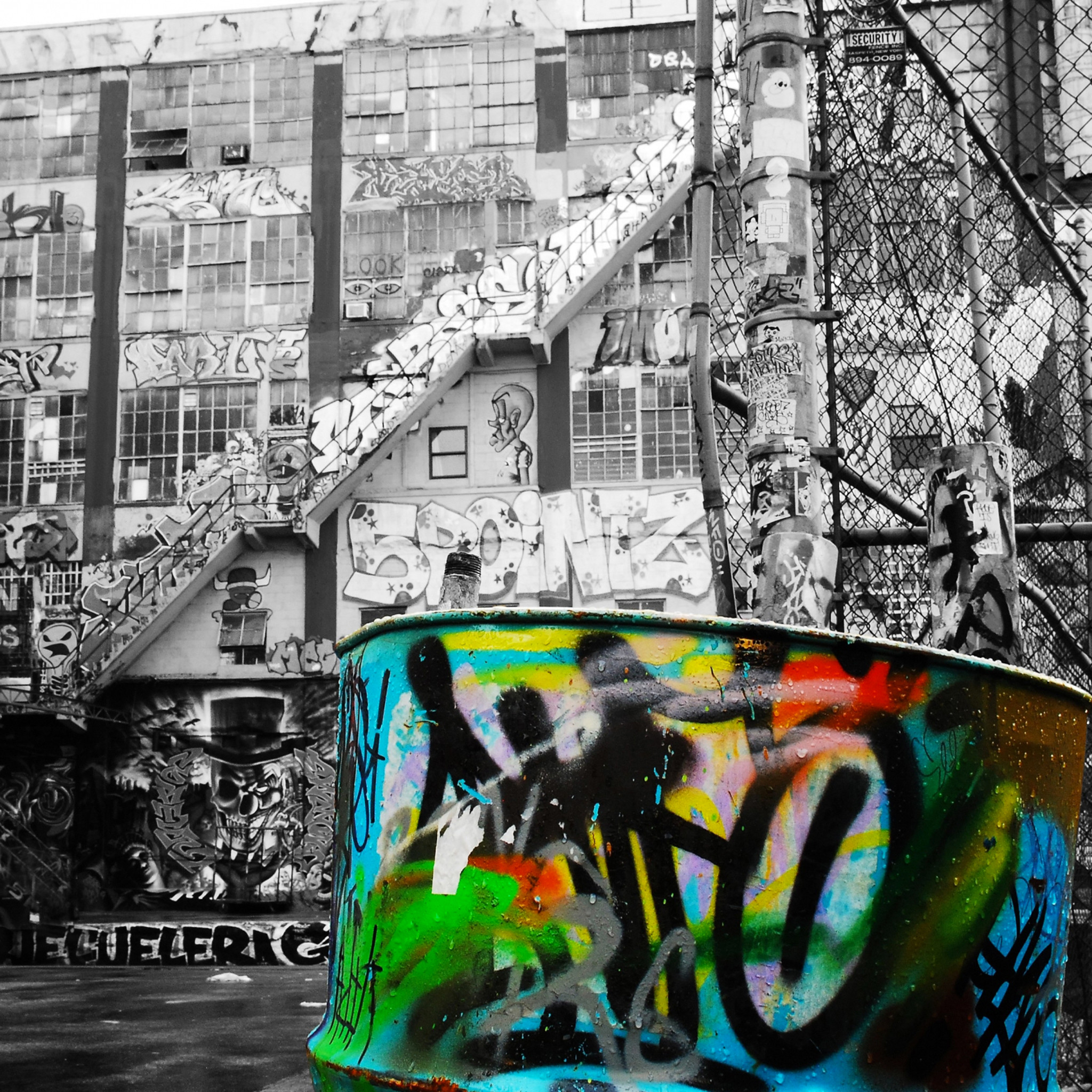 Graffiti, Bianco e nero, Colore selettivo, Fabbrica abbandonata, sfondo per iPad