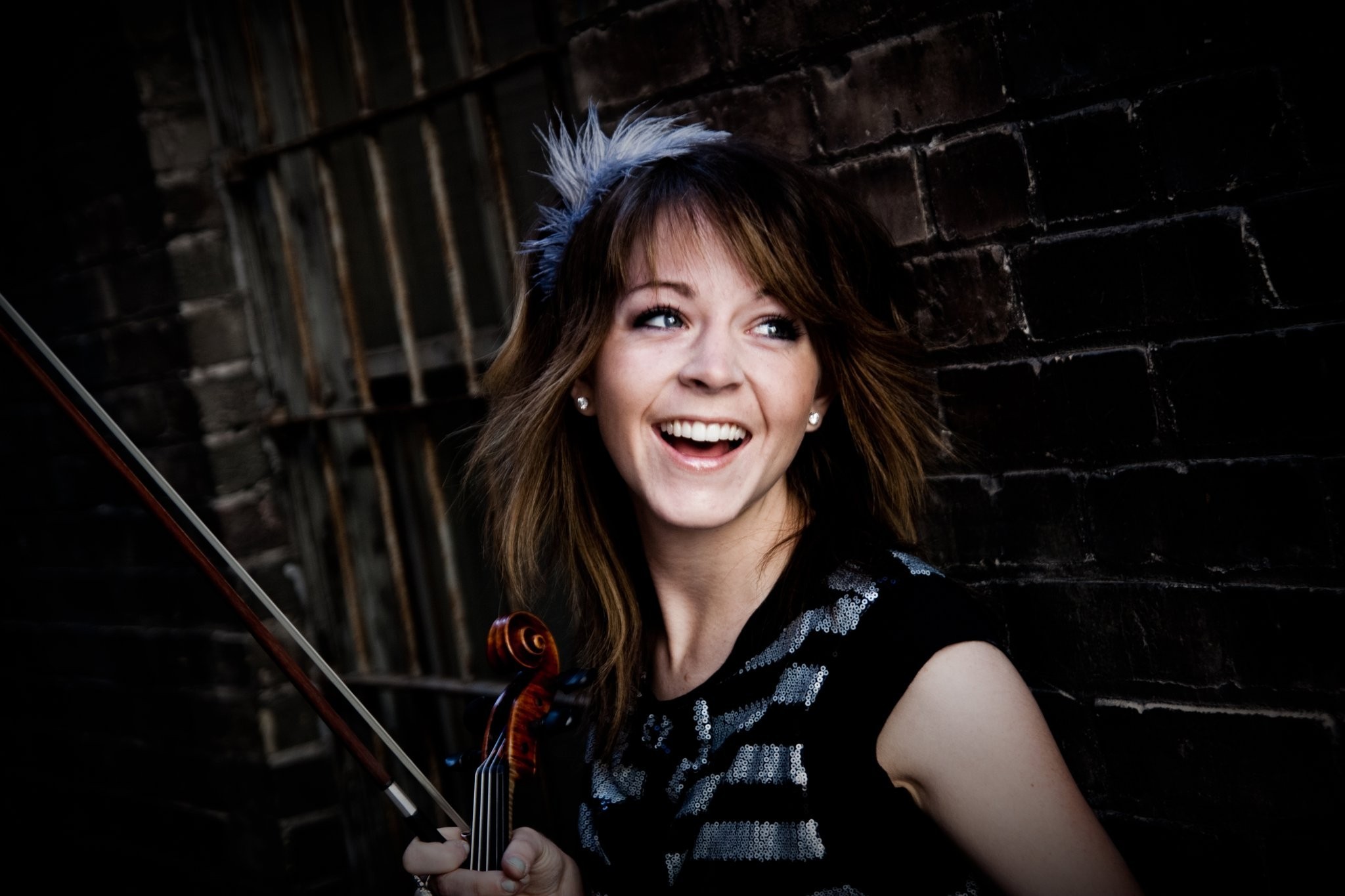 Lindsey Stirling, Sorriso, Muro di mattoni, Ritratto, Full HD, sfondo desktop