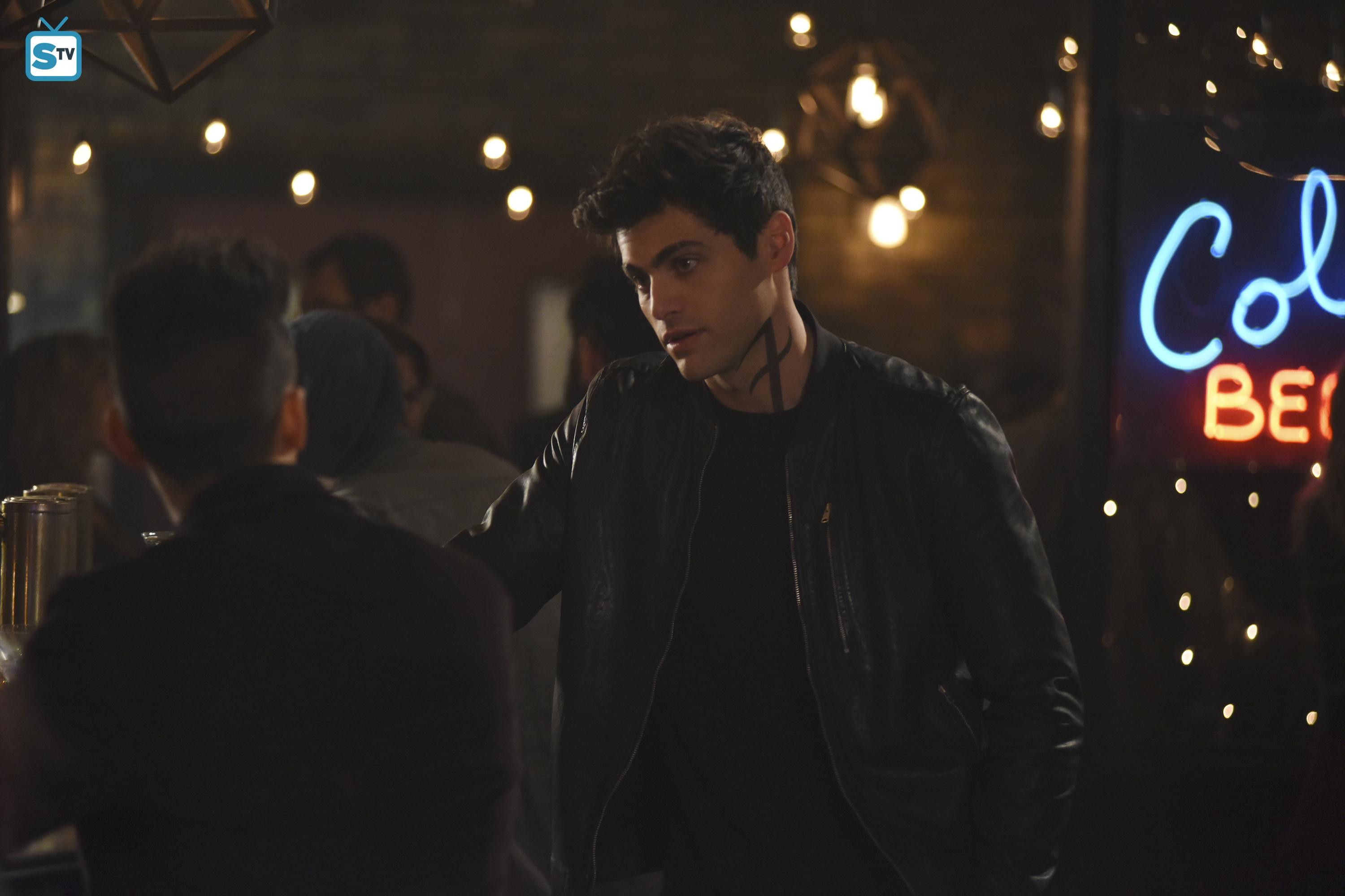 Matthew Daddario, Alec Lightwood, Shadowhunters, Notte, Insegna al neon, sfondo 2K per portatile