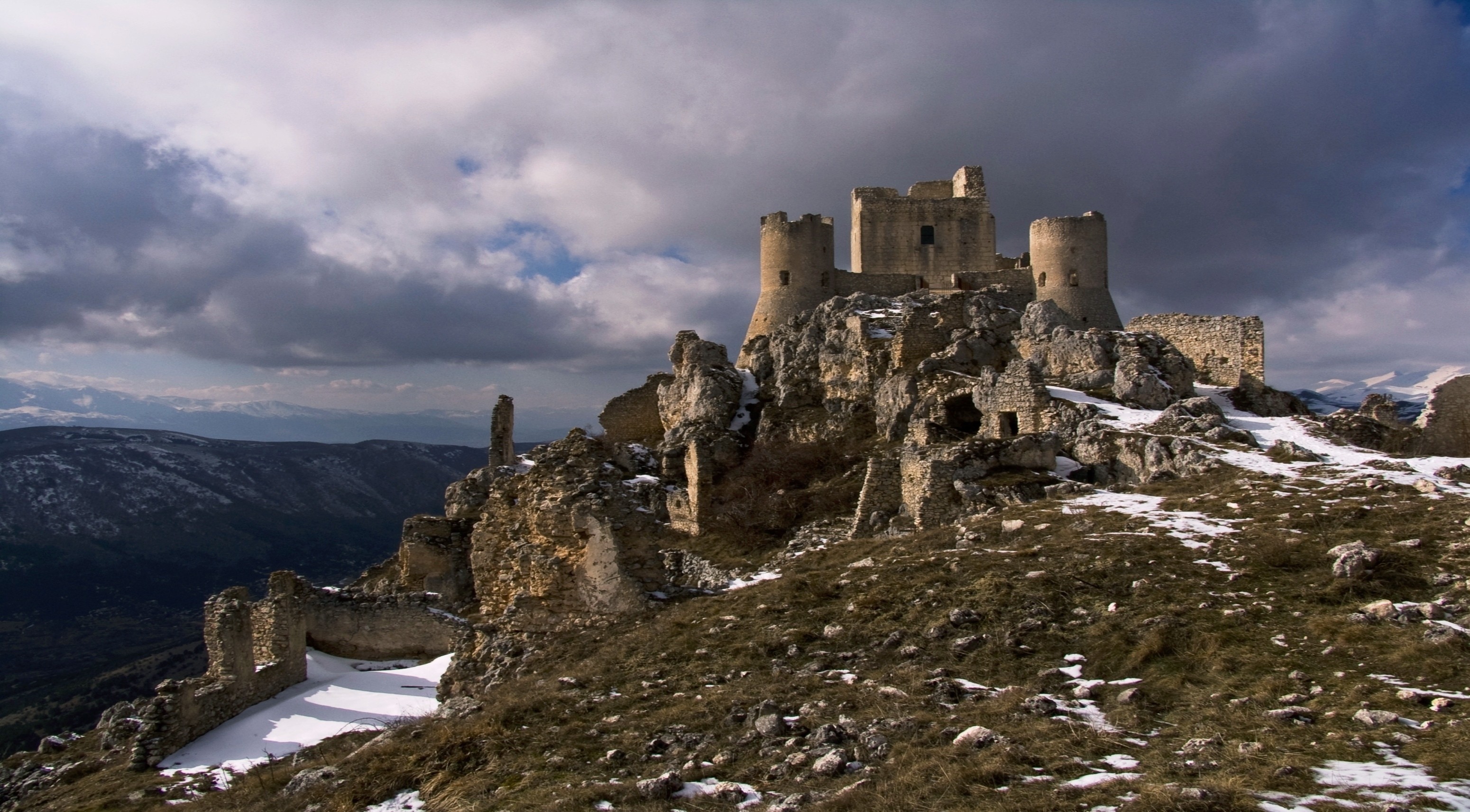Rocca Calascio, Abruzzo, Italia, Castello in rovina, Neve, 2K, sfondo desktop